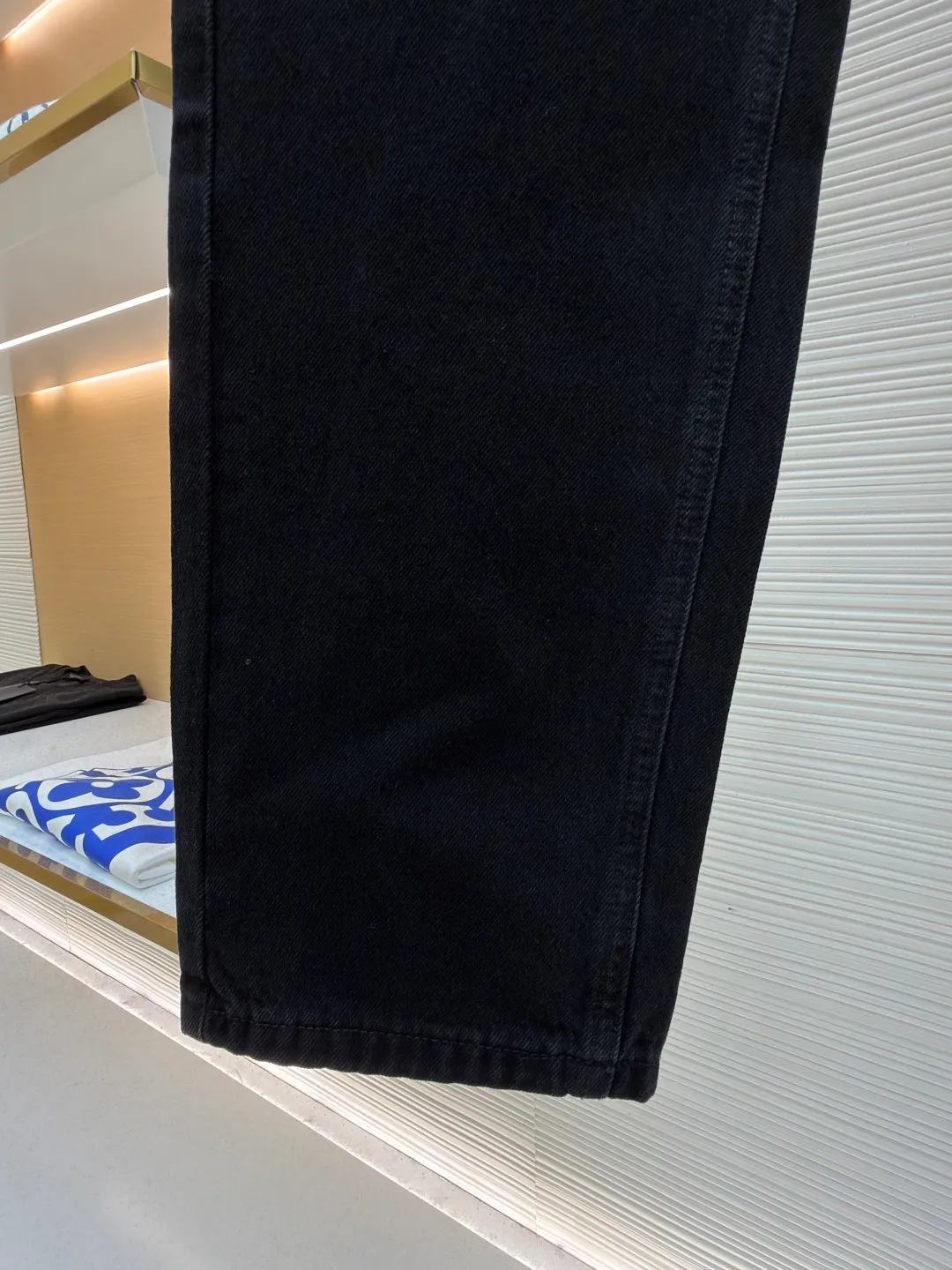 Gucci horsebit cotton jeans ●Item number: 1682555-B25 ●Material: denim fabric ●Technology: washed production ●Color: black ●Version: fitted version ●Weight: about 705 grams ●Size: 30-31-32-33-34-36 ●Description: This GUCCI classic blue denim trousers is made of high-weight denim denim fabric. After pre-washing, it feels soft and retains the stiffness of the fabric. It is not easy to deform and fade. The classic denim blue color is versatile and full of retro texture. The trousers adopt a classic five-pocket structure design. The placket has custom-made metal buttons and zippers with thick texture. The trousers at the waist are evenly distributed and can be matched with different belts. The overall shape is a straight and loose silhouette, neatly cut to fit the body shape, the trouser hems are exquisitely hemmed, the stitching is straight and fine, the tag-less design is more simple, the customized accessories and brand logo details are complete, and the craftsmanship shows the level of luxury. It is suitable for daily outings, casual commuting and other scenarios. It is the core item for creating casual retro wear. The overall wiring is straight and delicate, the fabric is comfortable and soft, and the color is consistent without color difference. It can be matched with the same style to create a fashionable look and control various occasions. Customized accessories, complete with three standards, same style for men and women!