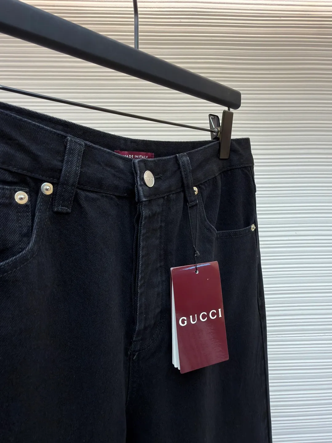 Gucci horsebit cotton jeans ●Item number: 1682555-B25 ●Material: denim fabric ●Technology: washed production ●Color: black ●Version: fitted version ●Weight: about 705 grams ●Size: 30-31-32-33-34-36 ●Description: This GUCCI classic blue denim trousers is made of high-weight denim denim fabric. After pre-washing, it feels soft and retains the stiffness of the fabric. It is not easy to deform and fade. The classic denim blue color is versatile and full of retro texture. The trousers adopt a classic five-pocket structure design. The placket has custom-made metal buttons and zippers with thick texture. The trousers at the waist are evenly distributed and can be matched with different belts. The overall shape is a straight and loose silhouette, neatly cut to fit the body shape, the trouser hems are exquisitely hemmed, the stitching is straight and fine, the tag-less design is more simple, the customized accessories and brand logo details are complete, and the craftsmanship shows the level of luxury. It is suitable for daily outings, casual commuting and other scenarios. It is the core item for creating casual retro wear. The overall wiring is straight and delicate, the fabric is comfortable and soft, and the color is consistent without color difference. It can be matched with the same style to create a fashionable look and control various occasions. Customized accessories, complete with three standards, same style for men and women!