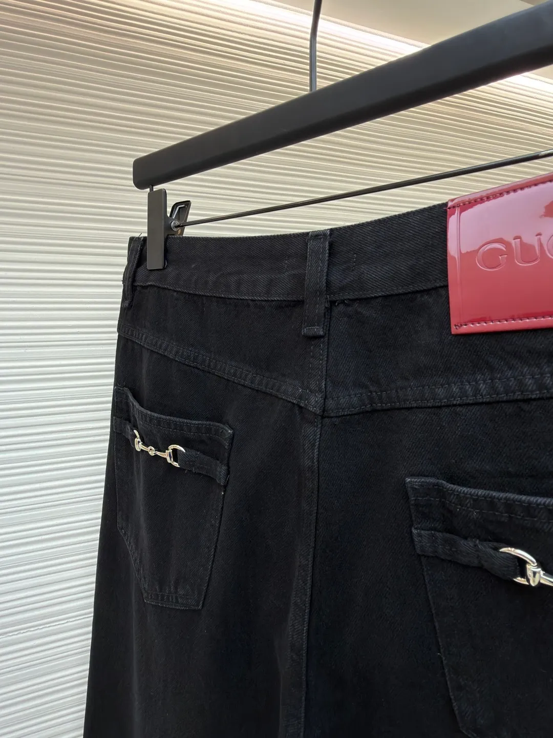 Gucci horsebit cotton jeans ●Item number: 1682555-B25 ●Material: denim fabric ●Technology: washed production ●Color: black ●Version: fitted version ●Weight: about 705 grams ●Size: 30-31-32-33-34-36 ●Description: This GUCCI classic blue denim trousers is made of high-weight denim denim fabric. After pre-washing, it feels soft and retains the stiffness of the fabric. It is not easy to deform and fade. The classic denim blue color is versatile and full of retro texture. The trousers adopt a classic five-pocket structure design. The placket has custom-made metal buttons and zippers with thick texture. The trousers at the waist are evenly distributed and can be matched with different belts. The overall shape is a straight and loose silhouette, neatly cut to fit the body shape, the trouser hems are exquisitely hemmed, the stitching is straight and fine, the tag-less design is more simple, the customized accessories and brand logo details are complete, and the craftsmanship shows the level of luxury. It is suitable for daily outings, casual commuting and other scenarios. It is the core item for creating casual retro wear. The overall wiring is straight and delicate, the fabric is comfortable and soft, and the color is consistent without color difference. It can be matched with the same style to create a fashionable look and control various occasions. Customized accessories, complete with three standards, same style for men and women!