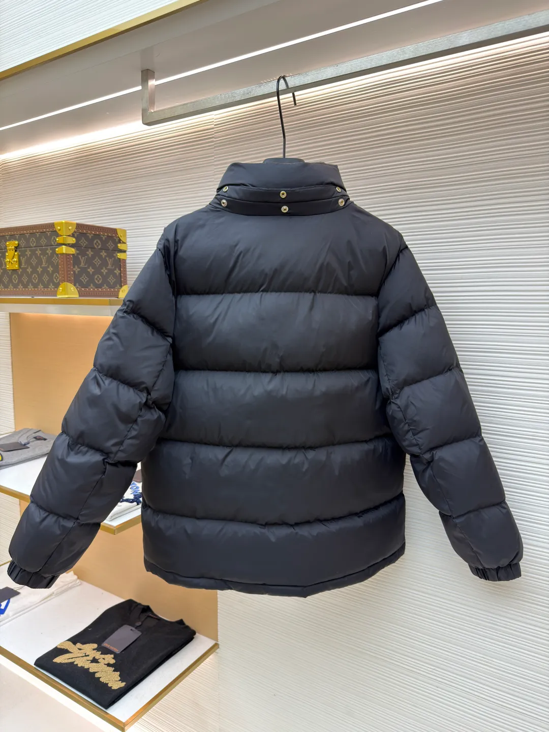 Gucci striped print removable hood down jacket ●Original version: purchased and developed by 12389 ●Item number: 1681650-C80 ●Fabric: white goose down fabric ●Technology: mechanical down filling ●Color: black ●Version: fitted version ●Weight: about 1035 grams ●Size: 42-44-46-48-50 ●Description: Purchased by the original buyer, custom-woven and dyed gray fabric with positioning printing, independent molding for hardware, and uniform filling of imported special goose down cotton. It is light, delicate, soft, not easy to deform, and does not show through. Goose down cotton is widely used in ski shirts and cold-proof clothing, and its international reputation is not inferior to that of pure down. , placket zipper with resin double-end opening and tail lowered by 1.2 cm. Collar pull nylon single-end closed end. It follows every small detail of the original version. The similarity is 99.99%. The single finished product weighs more than 1 kilogram. It is indispensable in winter. The overall wiring is straight and delicate, the fabric is comfortable and soft, and the color is consistent without color difference. It can be matched with the same style to create a fashionable look, and can be used in various occasions. Customized accessories, complete with three standards, same style for men and women!