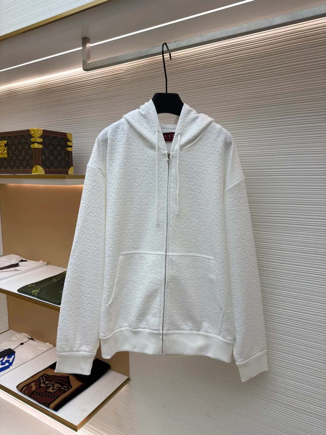 Gucci fully printed zipper jacquard jacket with colorful words ●Original version: purchased and developed by 12479 ●Item number: 1680876-B80 ●Fabric: denim fabric ●Technology: jacquard production ●Version: fitted version ●Weight: about 850 grams ●Size: S-M-L-XL ●Description: This jacket is crafted from camel and dark brown GG canvas, embellished with GG shreds throughout, lined, and has a front zipper and button closure, giving it a unique style. The overall wiring is straight and delicate, the fabric is comfortable and soft, and the color is consistent without color difference. It can be matched with the same style to create a fashionable look and control various occasions. Customized accessories, complete with three standards, same style for men and women!