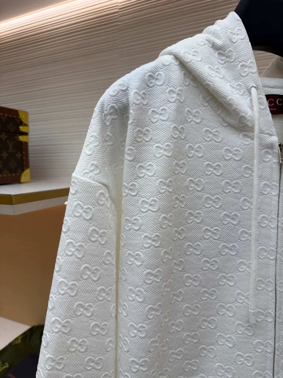 Gucci fully printed zipper jacquard jacket with colorful words ●Original version: purchased and developed by 12479 ●Item number: 1680876-B80 ●Fabric: denim fabric ●Technology: jacquard production ●Version: fitted version ●Weight: about 850 grams ●Size: S-M-L-XL ●Description: This jacket is crafted from camel and dark brown GG canvas, embellished with GG shreds throughout, lined, and has a front zipper and button closure, giving it a unique style. The overall wiring is straight and delicate, the fabric is comfortable and soft, and the color is consistent without color difference. It can be matched with the same style to create a fashionable look and control various occasions. Customized accessories, complete with three standards, same style for men and women!