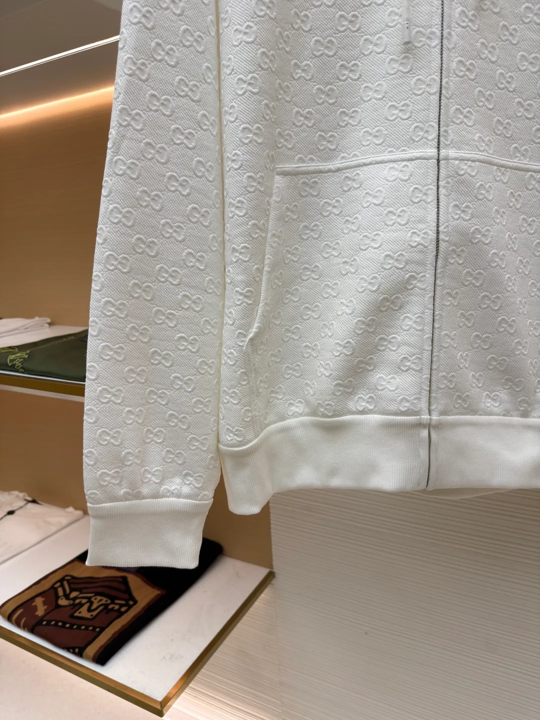 Gucci fully printed zipper jacquard jacket with colorful words ●Original version: purchased and developed by 12479 ●Item number: 1680876-B80 ●Fabric: denim fabric ●Technology: jacquard production ●Version: fitted version ●Weight: about 850 grams ●Size: S-M-L-XL ●Description: This jacket is crafted from camel and dark brown GG canvas, embellished with GG shreds throughout, lined, and has a front zipper and button closure, giving it a unique style. The overall wiring is straight and delicate, the fabric is comfortable and soft, and the color is consistent without color difference. It can be matched with the same style to create a fashionable look and control various occasions. Customized accessories, complete with three standards, same style for men and women!