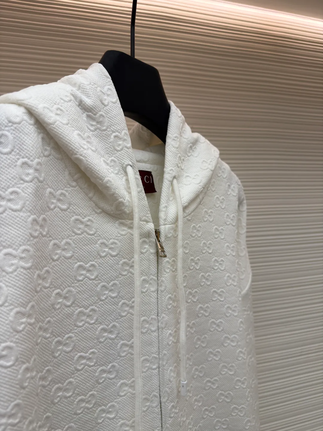 Gucci fully printed zipper jacquard jacket with colorful words ●Original version: purchased and developed by 12479 ●Item number: 1680876-B80 ●Fabric: denim fabric ●Technology: jacquard production ●Version: fitted version ●Weight: about 850 grams ●Size: S-M-L-XL ●Description: This jacket is crafted from camel and dark brown GG canvas, embellished with GG shreds throughout, lined, and has a front zipper and button closure, giving it a unique style. The overall wiring is straight and delicate, the fabric is comfortable and soft, and the color is consistent without color difference. It can be matched with the same style to create a fashionable look and control various occasions. Customized accessories, complete with three standards, same style for men and women!