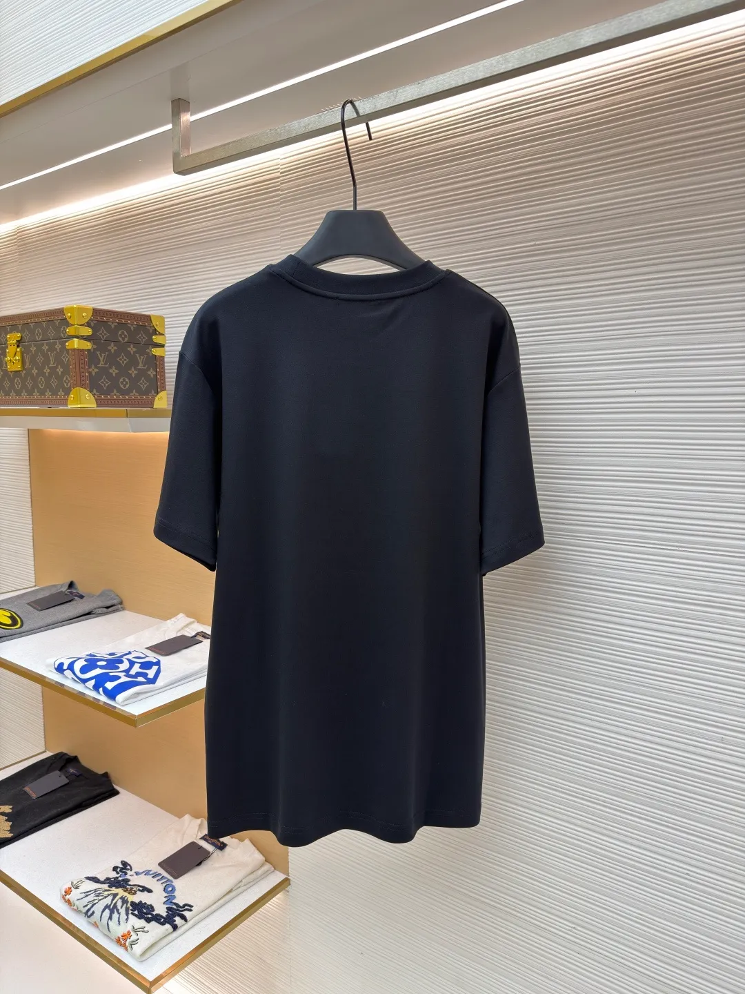 Gucci Buddha City printed round neck short sleeves ●Original version: purchased and developed by 5039 ●Item number: 1682281-A00 ●Fabric: soft knitted cotton fabric ●Technology: Glue printing production ●Color: black ●Version: fitted version ●Weight: about 235 grams ●Size: XS-S-M-L ●Description: This product is made of 60-count single-yarn double-sided knitted cotton with a weight of 170g/㎡; the neckline and other parts are matched with 32-count double-yarn ribbing. The high weight ensures a stable collar shape. 60 counts is an extremely high count, which means the yarn is extremely fine, which directly gives the fabric an extraordinary delicate, silky and soft touch. The front and back sides of the double-sided fabric have the same texture, which is uniform, thin and elastic. The weight of 170g is lightweight, ensuring the T-shirt is extremely light, breathable and drapey. It is almost invisible when worn and is very suitable for early spring. The color of the fabric is soft and high-end, which further enhances the exquisite texture of the fabric. The direct expression of the printing collection elements uses the environmentally friendly elastic thick plate bright glue printing process to place such a three-dimensional, bright, and highly present slogan printing on the simple sweater. This is a high-end special printing technology. Thick plate means that the slurry is accumulated thickly, which can form an obvious three-dimensional effect; after the bright slurry is cured, the surface will show a high-gloss glossy effect; the slurry itself is elastic and can stretch with the fabric. The special environmentally friendly elastic bright slurry is transferred through thick coating on the screen and then solidified at high temperature. Create a brand slogan pattern with significant 3D raised texture, mirror-like luster, and strong stretch resistance. To the touch, the pattern area has obvious stiff bulges and a smooth lacquered surface, which forms a strong contrast with the extremely soft fabric base and has a strong visual impact. The overall wiring is straight and delicate, the fabric is comfortable and soft, and the color is consistent without color difference. It can be matched with the same style to create a fashionable look and control various occasions. Customized accessories, complete with three standards, same style for men and women!