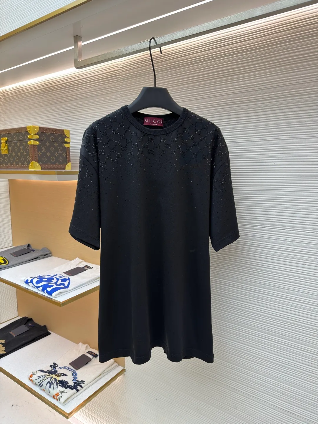 Gucci hot diamond double G logo short sleeves ●Original version: Purchased and developed for 15800 ●Item number: 1682324-A05 ●Material: 100% cotton ●Technology: Hot diamond production ●Color: black ●Version: Fitted version ●Weight: about 350 grams ●Size: S-M-L-XL ●Description: Made of 32-count combed cotton double yarn. The thread is matched with 1*1 Solona. The hot diamond is made of imitation crystal, and the gradient style design presents a visual impact, embellished with the brand's double G graphics. Original customized 1:1 picture board. A variety of brand iconic materials such as GG canvas, jersey fabric, knitted cotton and pique cotton are carefully integrated into gradient effect crystal embroidery to create a dazzling contrasting effect. This T-shirt is crafted from fine velvet knitted cotton and cleverly embellished with gradient GG crystals. The overall wiring is straight and delicate, the fabric is comfortable and soft, and the color is consistent without color difference. It can be matched with the same style to create a fashionable look and control various occasions. Customized accessories, complete with three standards, same style for men and women!
