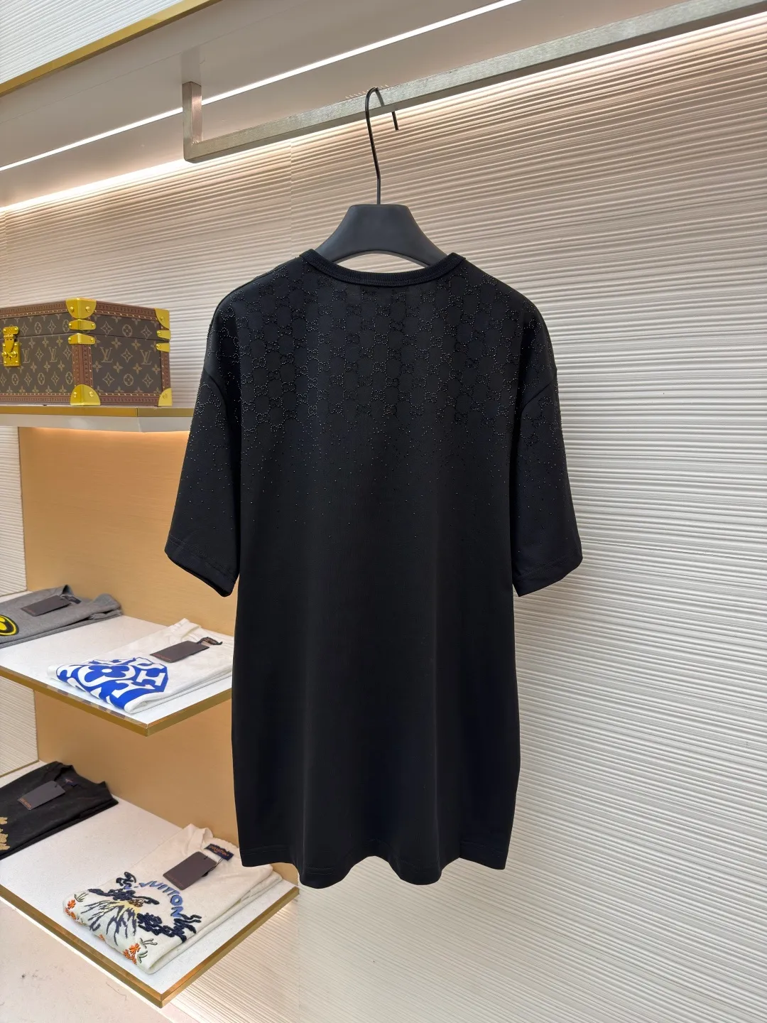 Gucci hot diamond double G logo short sleeves ●Original version: Purchased and developed for 15800 ●Item number: 1682324-A05 ●Material: 100% cotton ●Technology: Hot diamond production ●Color: black ●Version: Fitted version ●Weight: about 350 grams ●Size: S-M-L-XL ●Description: Made of 32-count combed cotton double yarn. The thread is matched with 1*1 Solona. The hot diamond is made of imitation crystal, and the gradient style design presents a visual impact, embellished with the brand's double G graphics. Original customized 1:1 picture board. A variety of brand iconic materials such as GG canvas, jersey fabric, knitted cotton and pique cotton are carefully integrated into gradient effect crystal embroidery to create a dazzling contrasting effect. This T-shirt is crafted from fine velvet knitted cotton and cleverly embellished with gradient GG crystals. The overall wiring is straight and delicate, the fabric is comfortable and soft, and the color is consistent without color difference. It can be matched with the same style to create a fashionable look and control various occasions. Customized accessories, complete with three standards, same style for men and women!