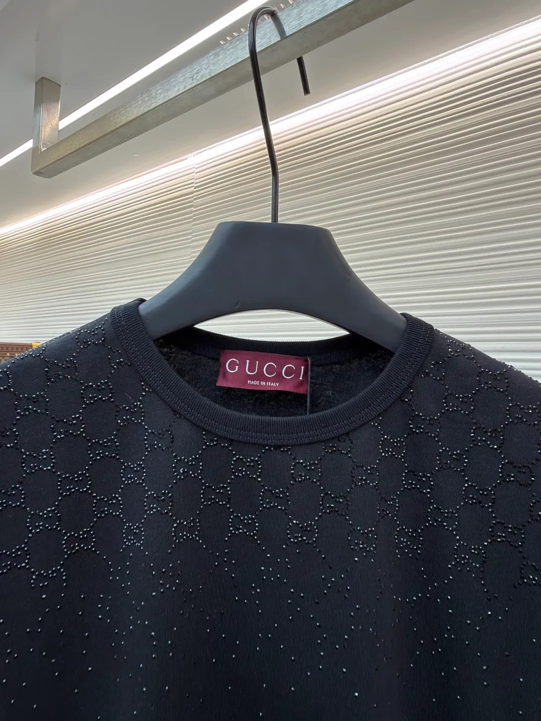 Gucci hot diamond double G logo short sleeves ●Original version: Purchased and developed for 15800 ●Item number: 1682324-A05 ●Material: 100% cotton ●Technology: Hot diamond production ●Color: black ●Version: Fitted version ●Weight: about 350 grams ●Size: S-M-L-XL ●Description: Made of 32-count combed cotton double yarn. The thread is matched with 1*1 Solona. The hot diamond is made of imitation crystal, and the gradient style design presents a visual impact, embellished with the brand's double G graphics. Original customized 1:1 picture board. A variety of brand iconic materials such as GG canvas, jersey fabric, knitted cotton and pique cotton are carefully integrated into gradient effect crystal embroidery to create a dazzling contrasting effect. This T-shirt is crafted from fine velvet knitted cotton and cleverly embellished with gradient GG crystals. The overall wiring is straight and delicate, the fabric is comfortable and soft, and the color is consistent without color difference. It can be matched with the same style to create a fashionable look and control various occasions. Customized accessories, complete with three standards, same style for men and women!