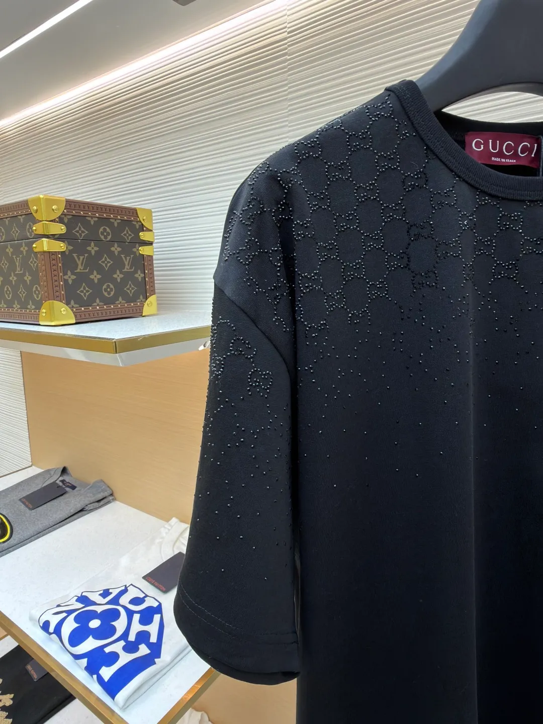 Gucci hot diamond double G logo short sleeves ●Original version: Purchased and developed for 15800 ●Item number: 1682324-A05 ●Material: 100% cotton ●Technology: Hot diamond production ●Color: black ●Version: Fitted version ●Weight: about 350 grams ●Size: S-M-L-XL ●Description: Made of 32-count combed cotton double yarn. The thread is matched with 1*1 Solona. The hot diamond is made of imitation crystal, and the gradient style design presents a visual impact, embellished with the brand's double G graphics. Original customized 1:1 picture board. A variety of brand iconic materials such as GG canvas, jersey fabric, knitted cotton and pique cotton are carefully integrated into gradient effect crystal embroidery to create a dazzling contrasting effect. This T-shirt is crafted from fine velvet knitted cotton and cleverly embellished with gradient GG crystals. The overall wiring is straight and delicate, the fabric is comfortable and soft, and the color is consistent without color difference. It can be matched with the same style to create a fashionable look and control various occasions. Customized accessories, complete with three standards, same style for men and women!
