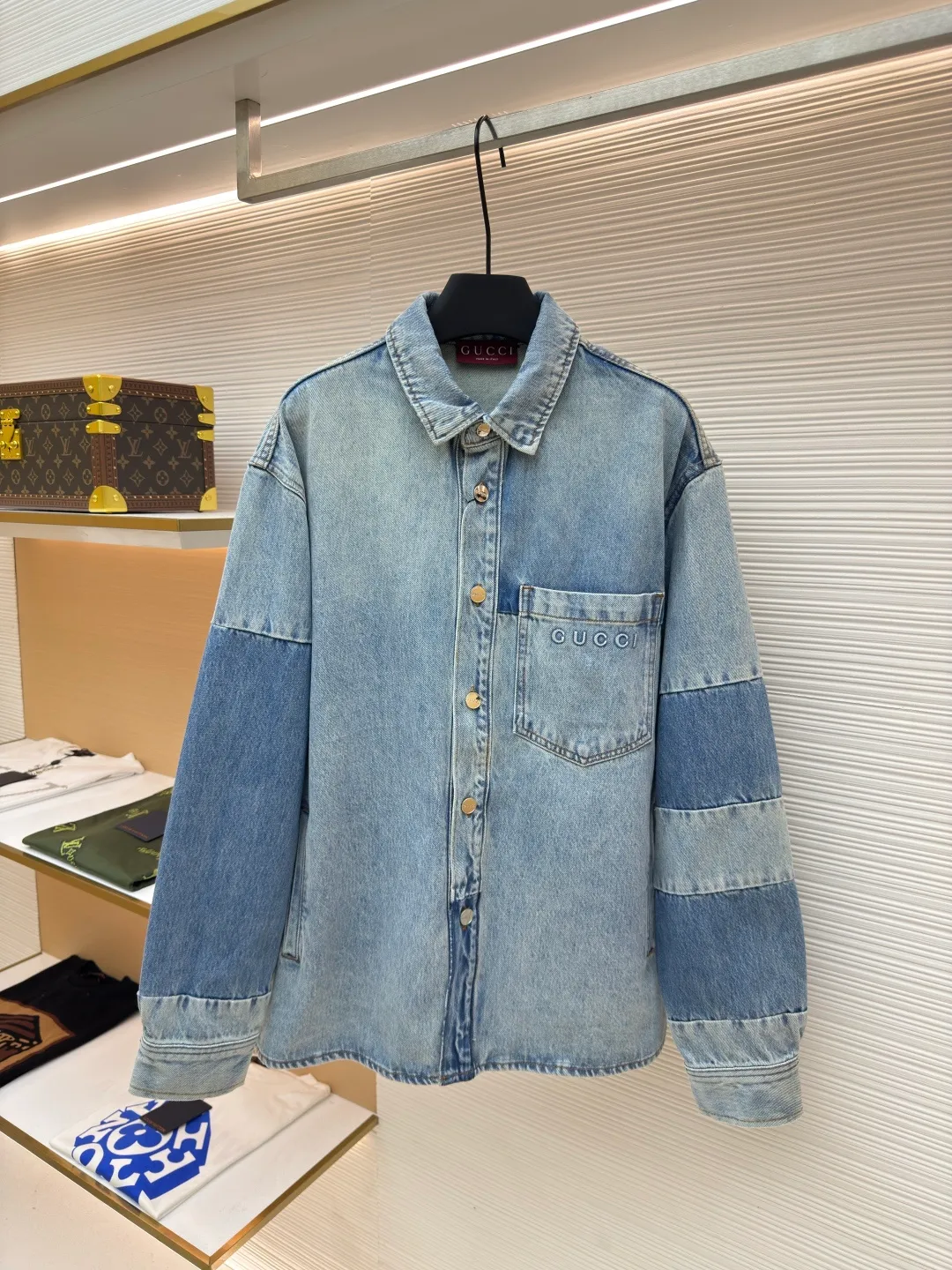 Gucci washed embossed denim jacket ●Authentic product: Purchased and developed by 10934 ●Item No.: 1680563-C20 ●Material: denim fabric ●Technology: washed embossed production ●Version: Loose fit ●Weight: about 985 grams ●Size: 46-48-50-52 ●Description: Customized fantasy light blue stonewashed cotton denim, prioritize the spray horse lining and rub it by hand to create a gradient effect , using stamping filling technology to fill foam cotton with good cushioning performance, hot melt glue gun sealing operation, and using fried sand hand-rubbing technology to cause natural fading and wear on the surface of the denim material, and then using special tools to physically damage the surface by hand, maintaining the original texture and details while increasing its uniqueness, heavy washing and whitening process, customized accessories, and loose fit. The overall wiring is straight and delicate, the fabric is comfortable and soft, and the color is consistent without color difference. It can be matched with the same style to create a fashionable look and control various occasions. Customized accessories, complete with three standards, same style for men and women!