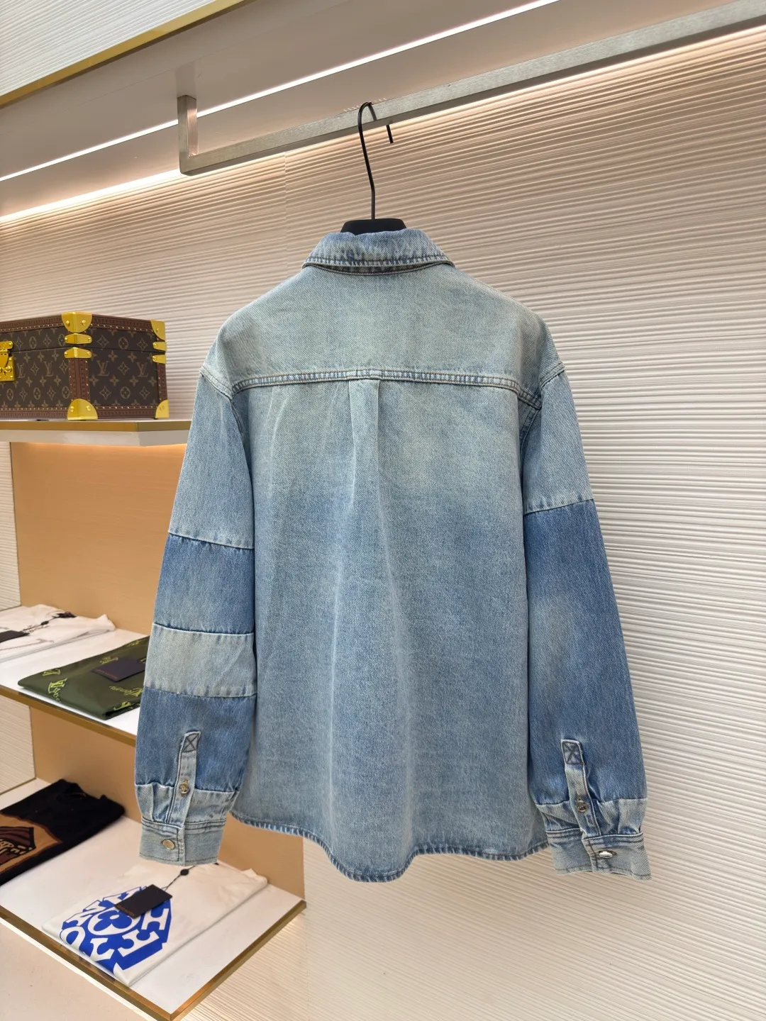 Gucci washed embossed denim jacket ●Authentic product: Purchased and developed by 10934 ●Item No.: 1680563-C20 ●Material: denim fabric ●Technology: washed embossed production ●Version: Loose fit ●Weight: about 985 grams ●Size: 46-48-50-52 ●Description: Customized fantasy light blue stonewashed cotton denim, prioritize the spray horse lining and rub it by hand to create a gradient effect , using stamping filling technology to fill foam cotton with good cushioning performance, hot melt glue gun sealing operation, and using fried sand hand-rubbing technology to cause natural fading and wear on the surface of the denim material, and then using special tools to physically damage the surface by hand, maintaining the original texture and details while increasing its uniqueness, heavy washing and whitening process, customized accessories, and loose fit. The overall wiring is straight and delicate, the fabric is comfortable and soft, and the color is consistent without color difference. It can be matched with the same style to create a fashionable look and control various occasions. Customized accessories, complete with three standards, same style for men and women!
