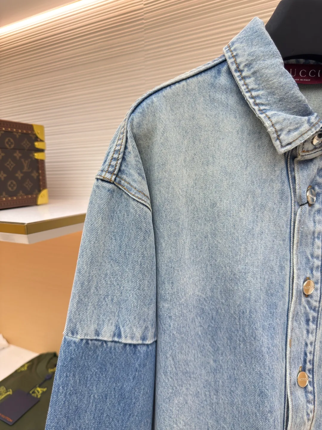 Gucci washed embossed denim jacket ●Authentic product: Purchased and developed by 10934 ●Item No.: 1680563-C20 ●Material: denim fabric ●Technology: washed embossed production ●Version: Loose fit ●Weight: about 985 grams ●Size: 46-48-50-52 ●Description: Customized fantasy light blue stonewashed cotton denim, prioritize the spray horse lining and rub it by hand to create a gradient effect , using stamping filling technology to fill foam cotton with good cushioning performance, hot melt glue gun sealing operation, and using fried sand hand-rubbing technology to cause natural fading and wear on the surface of the denim material, and then using special tools to physically damage the surface by hand, maintaining the original texture and details while increasing its uniqueness, heavy washing and whitening process, customized accessories, and loose fit. The overall wiring is straight and delicate, the fabric is comfortable and soft, and the color is consistent without color difference. It can be matched with the same style to create a fashionable look and control various occasions. Customized accessories, complete with three standards, same style for men and women!