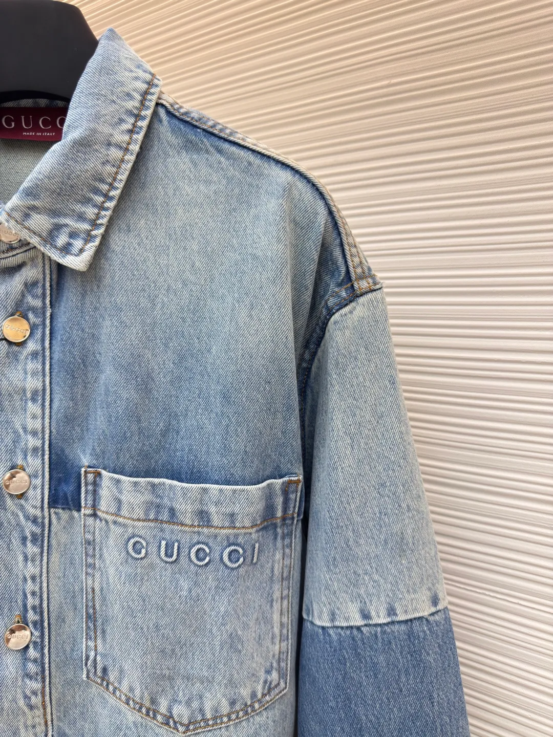 Gucci washed embossed denim jacket ●Authentic product: Purchased and developed by 10934 ●Item No.: 1680563-C20 ●Material: denim fabric ●Technology: washed embossed production ●Version: Loose fit ●Weight: about 985 grams ●Size: 46-48-50-52 ●Description: Customized fantasy light blue stonewashed cotton denim, prioritize the spray horse lining and rub it by hand to create a gradient effect , using stamping filling technology to fill foam cotton with good cushioning performance, hot melt glue gun sealing operation, and using fried sand hand-rubbing technology to cause natural fading and wear on the surface of the denim material, and then using special tools to physically damage the surface by hand, maintaining the original texture and details while increasing its uniqueness, heavy washing and whitening process, customized accessories, and loose fit. The overall wiring is straight and delicate, the fabric is comfortable and soft, and the color is consistent without color difference. It can be matched with the same style to create a fashionable look and control various occasions. Customized accessories, complete with three standards, same style for men and women!