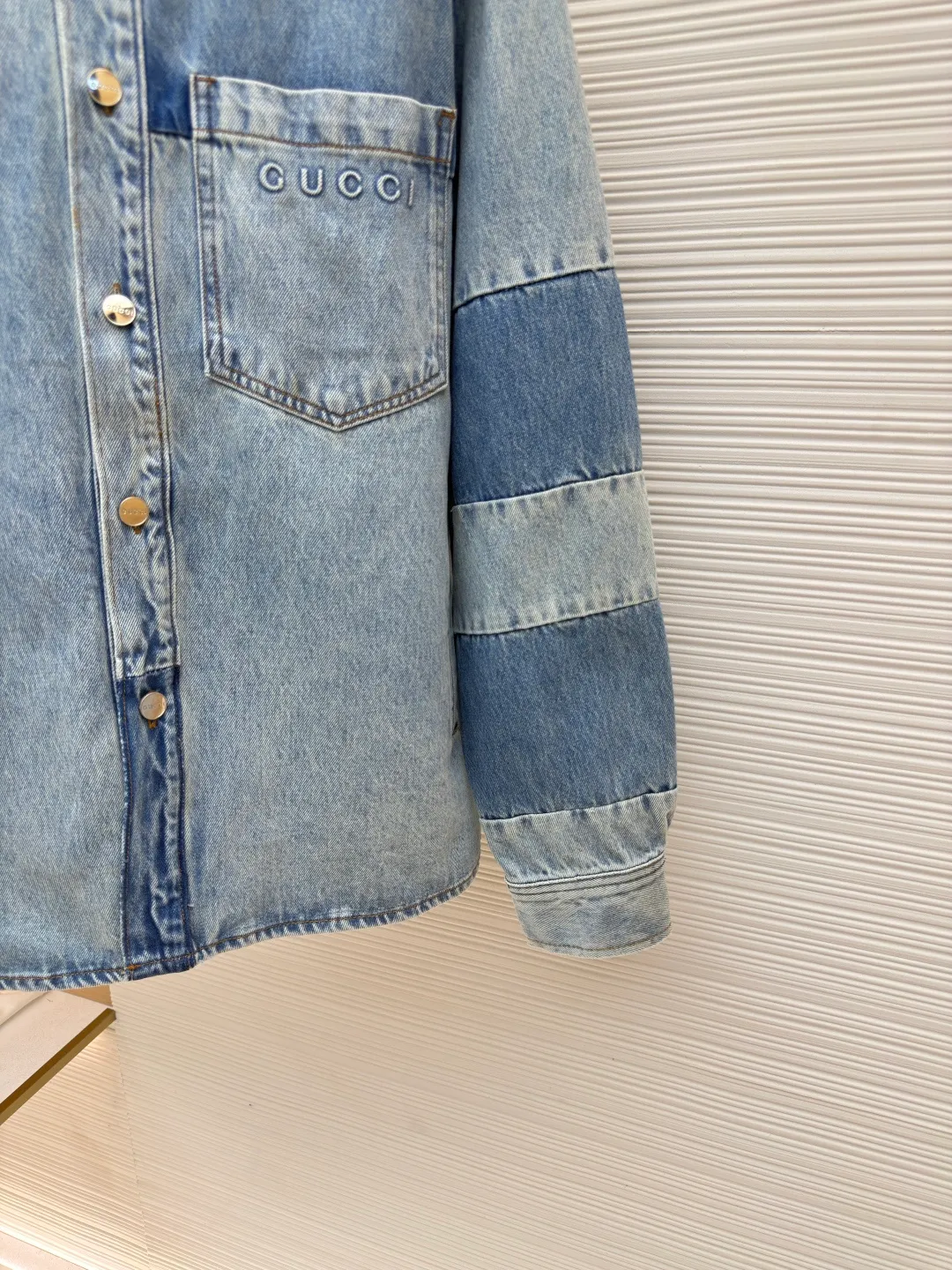 Gucci washed embossed denim jacket ●Authentic product: Purchased and developed by 10934 ●Item No.: 1680563-C20 ●Material: denim fabric ●Technology: washed embossed production ●Version: Loose fit ●Weight: about 985 grams ●Size: 46-48-50-52 ●Description: Customized fantasy light blue stonewashed cotton denim, prioritize the spray horse lining and rub it by hand to create a gradient effect , using stamping filling technology to fill foam cotton with good cushioning performance, hot melt glue gun sealing operation, and using fried sand hand-rubbing technology to cause natural fading and wear on the surface of the denim material, and then using special tools to physically damage the surface by hand, maintaining the original texture and details while increasing its uniqueness, heavy washing and whitening process, customized accessories, and loose fit. The overall wiring is straight and delicate, the fabric is comfortable and soft, and the color is consistent without color difference. It can be matched with the same style to create a fashionable look and control various occasions. Customized accessories, complete with three standards, same style for men and women!