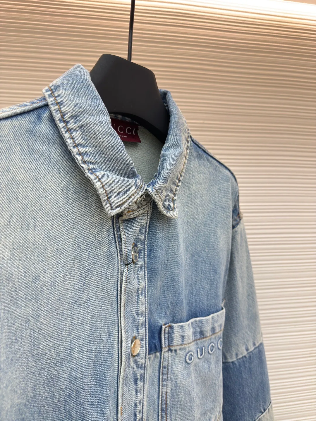 Gucci washed embossed denim jacket ●Authentic product: Purchased and developed by 10934 ●Item No.: 1680563-C20 ●Material: denim fabric ●Technology: washed embossed production ●Version: Loose fit ●Weight: about 985 grams ●Size: 46-48-50-52 ●Description: Customized fantasy light blue stonewashed cotton denim, prioritize the spray horse lining and rub it by hand to create a gradient effect , using stamping filling technology to fill foam cotton with good cushioning performance, hot melt glue gun sealing operation, and using fried sand hand-rubbing technology to cause natural fading and wear on the surface of the denim material, and then using special tools to physically damage the surface by hand, maintaining the original texture and details while increasing its uniqueness, heavy washing and whitening process, customized accessories, and loose fit. The overall wiring is straight and delicate, the fabric is comfortable and soft, and the color is consistent without color difference. It can be matched with the same style to create a fashionable look and control various occasions. Customized accessories, complete with three standards, same style for men and women!