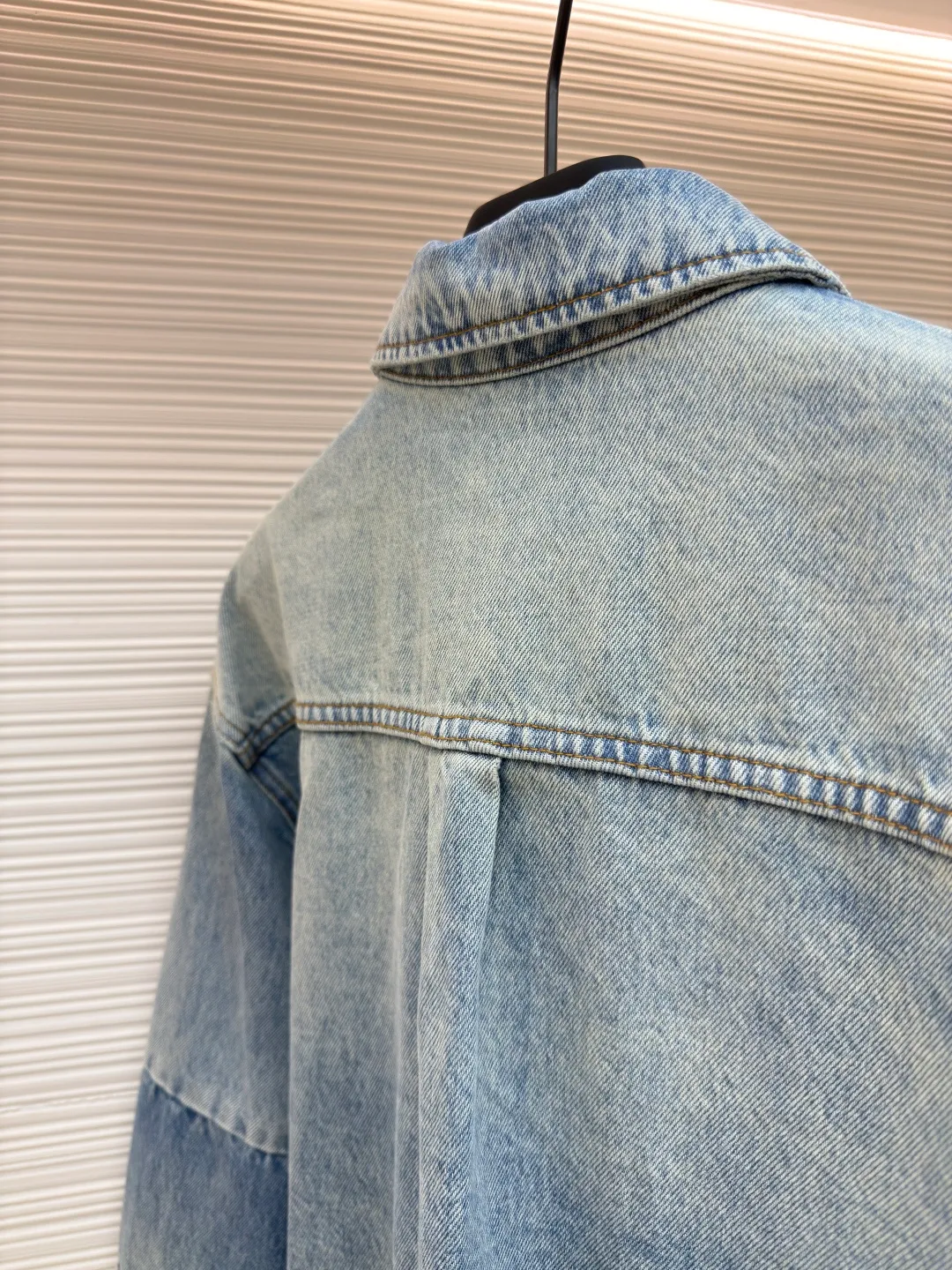 Gucci washed embossed denim jacket ●Authentic product: Purchased and developed by 10934 ●Item No.: 1680563-C20 ●Material: denim fabric ●Technology: washed embossed production ●Version: Loose fit ●Weight: about 985 grams ●Size: 46-48-50-52 ●Description: Customized fantasy light blue stonewashed cotton denim, prioritize the spray horse lining and rub it by hand to create a gradient effect , using stamping filling technology to fill foam cotton with good cushioning performance, hot melt glue gun sealing operation, and using fried sand hand-rubbing technology to cause natural fading and wear on the surface of the denim material, and then using special tools to physically damage the surface by hand, maintaining the original texture and details while increasing its uniqueness, heavy washing and whitening process, customized accessories, and loose fit. The overall wiring is straight and delicate, the fabric is comfortable and soft, and the color is consistent without color difference. It can be matched with the same style to create a fashionable look and control various occasions. Customized accessories, complete with three standards, same style for men and women!
