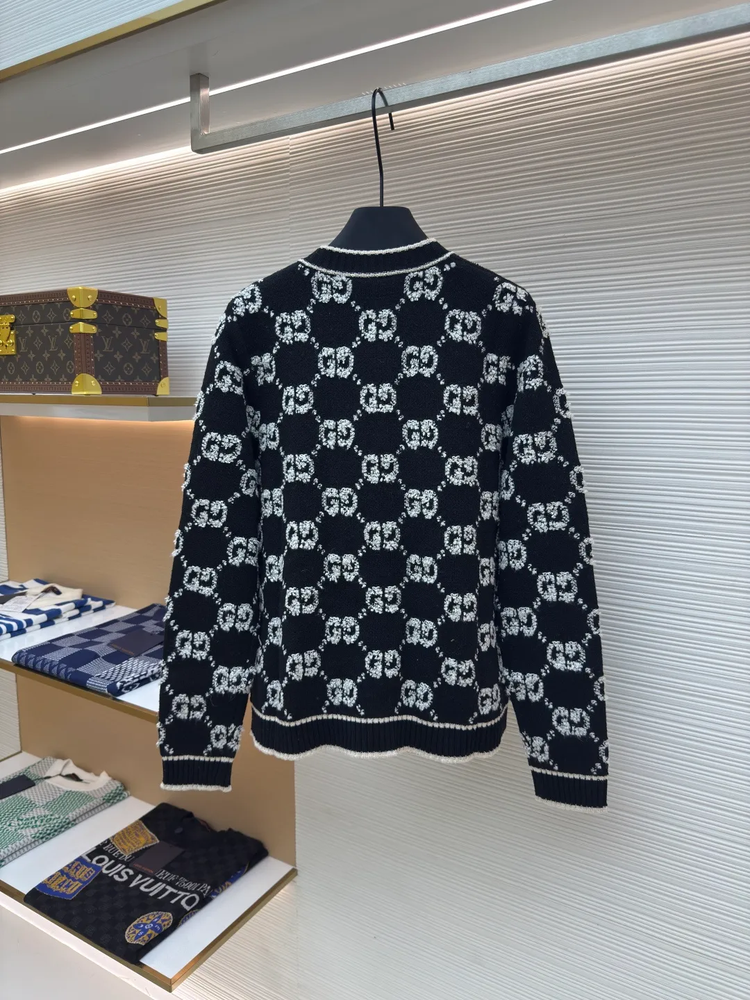 Gucci Looped G Letter Cardigan [Women's Clothing] ●Authentic product: Purchased and developed for 15700 ●Item number: 1680065-B70 ●Fabric: wool fabric ●Technology: Knitting ●Version: loose fit ●Weight: about 745 grams ●Size: S-M-L ●Description: We use high-end 50% high-end wool with higher cost. We refer to the original version for 1:1 coloring and dyeing of the yarn. The color similarity is as high as 95%. The difference between worsted wool and wool lies in the sensory effect. , half of the wool has a rich and smooth suede, feels warm to the touch, has no creases after folding, the wool body is soft and has strong resilience, making it one of the must-have wool materials for high-end goods; the loom we use is a 7-needle machine imported from Germany for weaving. Referring to the original version, we conduct a 1:1 test pattern. The thickness, height and twist count of the pattern are all exactly the same as the original version. Each set of patterns adopts the dynamic density of the imported machine. Through control, each set of patterns has a corresponding density. The overall pattern effect is compared with the original version, and the effect is full. It will not be like those ordinary computerized flat knitting machines. In order to rush the goods, the speed is turned to the limit. The stitches of the knitted garments are different in size, lettering, and pattern patterns. For our entire garment, the texture of the garment parts is cleaned, no lettering is used, and there will be no pattern patches, which greatly ensures the texture and clear texture of the garment parts. The overall wiring is straight and delicate, the fabric is comfortable and soft, and the color is consistent without color difference. It can be matched with the same style to create a fashionable look and control various occasions. Customized accessories, complete with three standards, same style for men and women!
