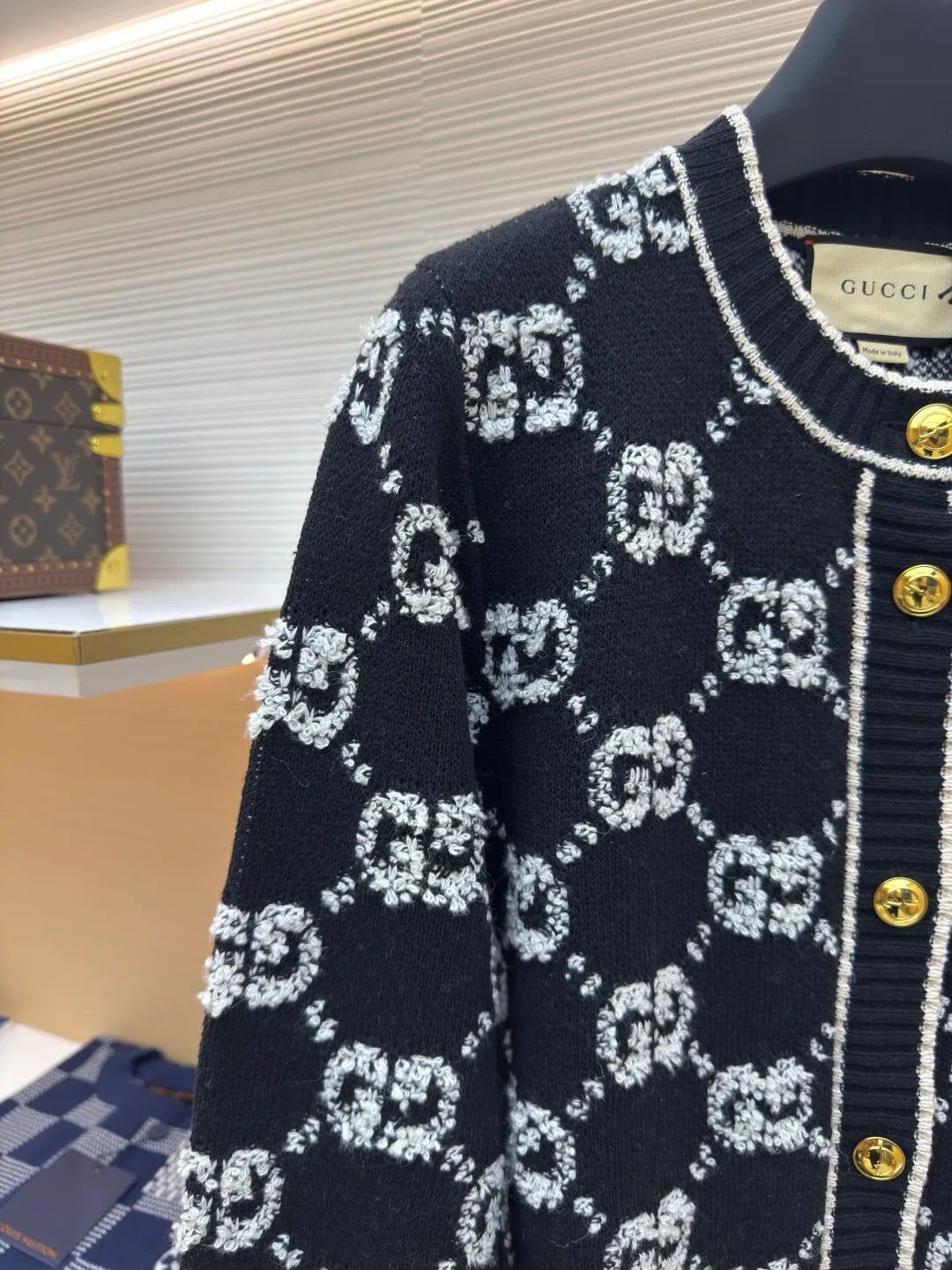 Gucci Looped G Letter Cardigan [Women's Clothing] ●Authentic product: Purchased and developed for 15700 ●Item number: 1680065-B70 ●Fabric: wool fabric ●Technology: Knitting ●Version: loose fit ●Weight: about 745 grams ●Size: S-M-L ●Description: We use high-end 50% high-end wool with higher cost. We refer to the original version for 1:1 coloring and dyeing of the yarn. The color similarity is as high as 95%. The difference between worsted wool and wool lies in the sensory effect. , half of the wool has a rich and smooth suede, feels warm to the touch, has no creases after folding, the wool body is soft and has strong resilience, making it one of the must-have wool materials for high-end goods; the loom we use is a 7-needle machine imported from Germany for weaving. Referring to the original version, we conduct a 1:1 test pattern. The thickness, height and twist count of the pattern are all exactly the same as the original version. Each set of patterns adopts the dynamic density of the imported machine. Through control, each set of patterns has a corresponding density. The overall pattern effect is compared with the original version, and the effect is full. It will not be like those ordinary computerized flat knitting machines. In order to rush the goods, the speed is turned to the limit. The stitches of the knitted garments are different in size, lettering, and pattern patterns. For our entire garment, the texture of the garment parts is cleaned, no lettering is used, and there will be no pattern patches, which greatly ensures the texture and clear texture of the garment parts. The overall wiring is straight and delicate, the fabric is comfortable and soft, and the color is consistent without color difference. It can be matched with the same style to create a fashionable look and control various occasions. Customized accessories, complete with three standards, same style for men and women!