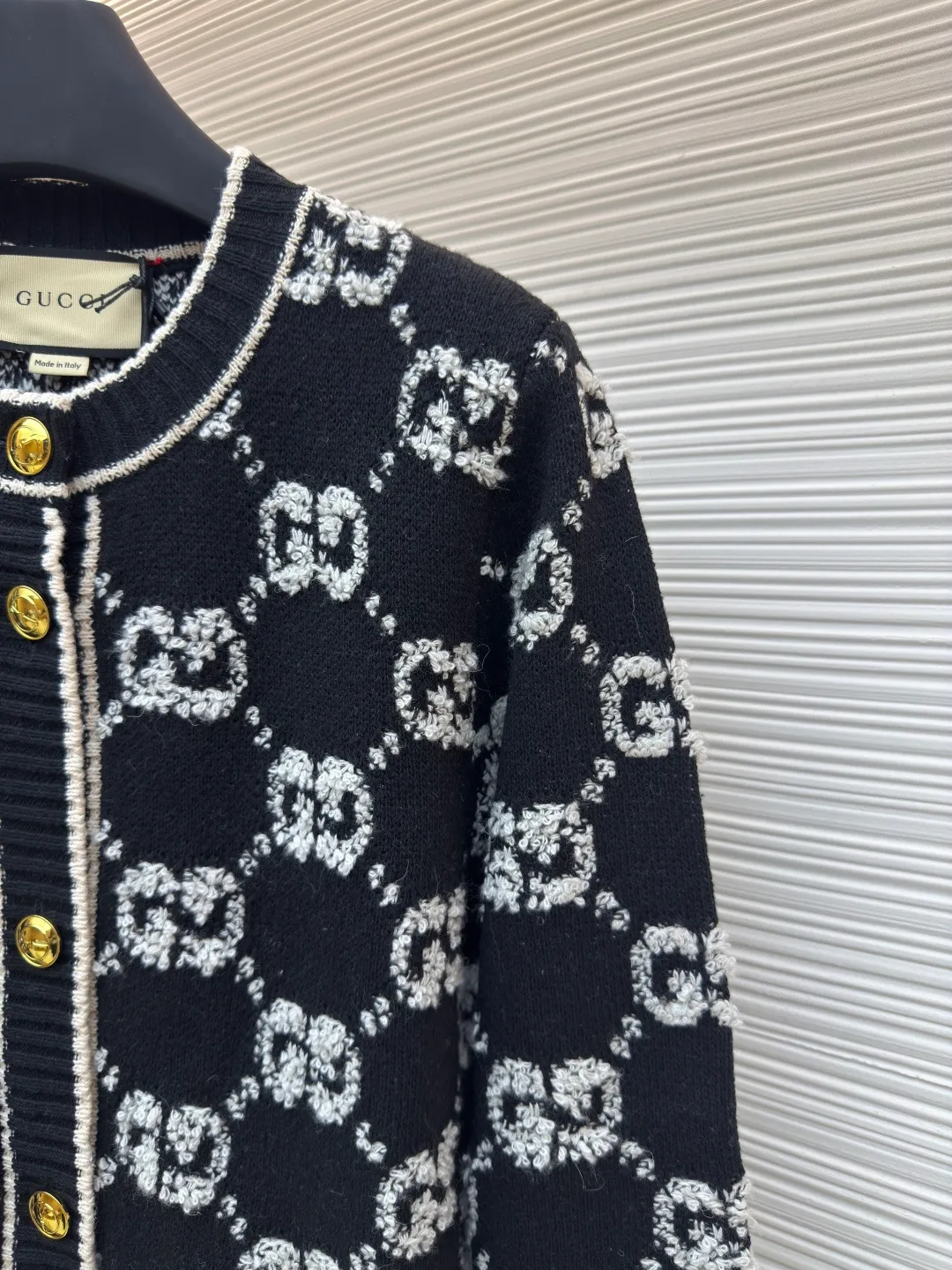 Gucci Looped G Letter Cardigan [Women's Clothing] ●Authentic product: Purchased and developed for 15700 ●Item number: 1680065-B70 ●Fabric: wool fabric ●Technology: Knitting ●Version: loose fit ●Weight: about 745 grams ●Size: S-M-L ●Description: We use high-end 50% high-end wool with higher cost. We refer to the original version for 1:1 coloring and dyeing of the yarn. The color similarity is as high as 95%. The difference between worsted wool and wool lies in the sensory effect. , half of the wool has a rich and smooth suede, feels warm to the touch, has no creases after folding, the wool body is soft and has strong resilience, making it one of the must-have wool materials for high-end goods; the loom we use is a 7-needle machine imported from Germany for weaving. Referring to the original version, we conduct a 1:1 test pattern. The thickness, height and twist count of the pattern are all exactly the same as the original version. Each set of patterns adopts the dynamic density of the imported machine. Through control, each set of patterns has a corresponding density. The overall pattern effect is compared with the original version, and the effect is full. It will not be like those ordinary computerized flat knitting machines. In order to rush the goods, the speed is turned to the limit. The stitches of the knitted garments are different in size, lettering, and pattern patterns. For our entire garment, the texture of the garment parts is cleaned, no lettering is used, and there will be no pattern patches, which greatly ensures the texture and clear texture of the garment parts. The overall wiring is straight and delicate, the fabric is comfortable and soft, and the color is consistent without color difference. It can be matched with the same style to create a fashionable look and control various occasions. Customized accessories, complete with three standards, same style for men and women!