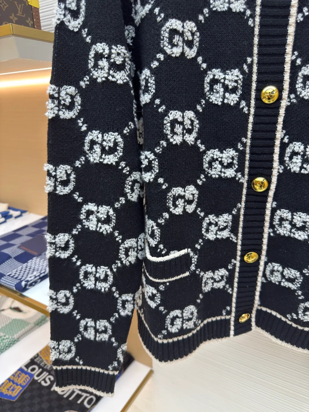Gucci Looped G Letter Cardigan [Women's Clothing] ●Authentic product: Purchased and developed for 15700 ●Item number: 1680065-B70 ●Fabric: wool fabric ●Technology: Knitting ●Version: loose fit ●Weight: about 745 grams ●Size: S-M-L ●Description: We use high-end 50% high-end wool with higher cost. We refer to the original version for 1:1 coloring and dyeing of the yarn. The color similarity is as high as 95%. The difference between worsted wool and wool lies in the sensory effect. , half of the wool has a rich and smooth suede, feels warm to the touch, has no creases after folding, the wool body is soft and has strong resilience, making it one of the must-have wool materials for high-end goods; the loom we use is a 7-needle machine imported from Germany for weaving. Referring to the original version, we conduct a 1:1 test pattern. The thickness, height and twist count of the pattern are all exactly the same as the original version. Each set of patterns adopts the dynamic density of the imported machine. Through control, each set of patterns has a corresponding density. The overall pattern effect is compared with the original version, and the effect is full. It will not be like those ordinary computerized flat knitting machines. In order to rush the goods, the speed is turned to the limit. The stitches of the knitted garments are different in size, lettering, and pattern patterns. For our entire garment, the texture of the garment parts is cleaned, no lettering is used, and there will be no pattern patches, which greatly ensures the texture and clear texture of the garment parts. The overall wiring is straight and delicate, the fabric is comfortable and soft, and the color is consistent without color difference. It can be matched with the same style to create a fashionable look and control various occasions. Customized accessories, complete with three standards, same style for men and women!