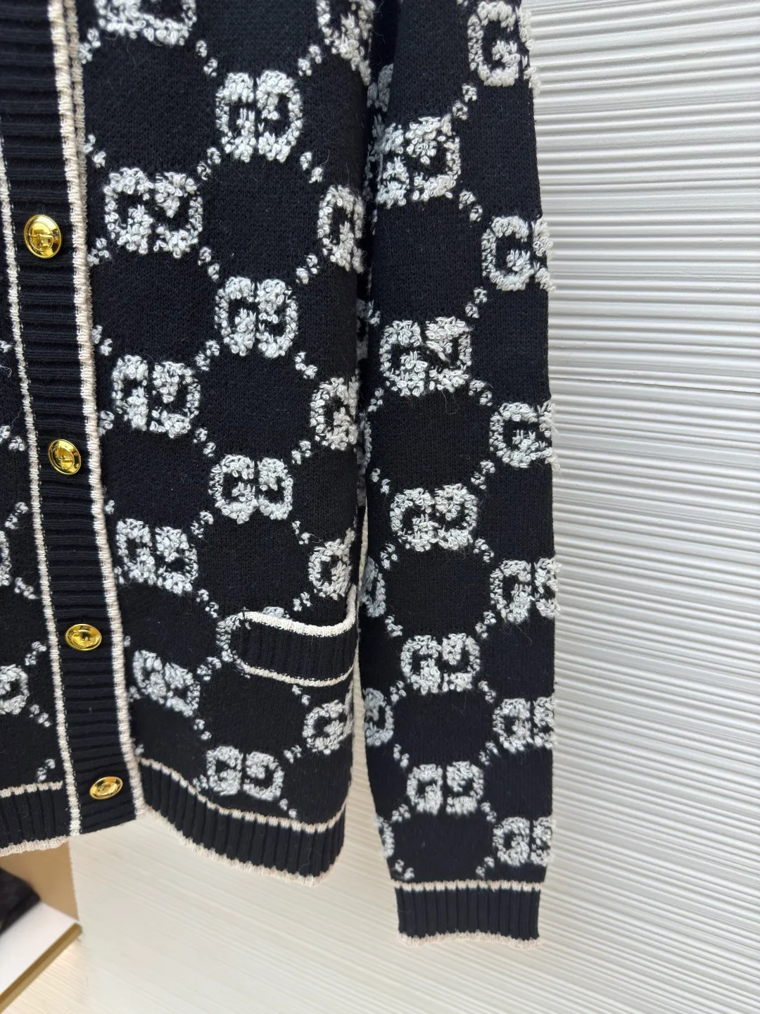 Gucci Looped G Letter Cardigan [Women's Clothing] ●Authentic product: Purchased and developed for 15700 ●Item number: 1680065-B70 ●Fabric: wool fabric ●Technology: Knitting ●Version: loose fit ●Weight: about 745 grams ●Size: S-M-L ●Description: We use high-end 50% high-end wool with higher cost. We refer to the original version for 1:1 coloring and dyeing of the yarn. The color similarity is as high as 95%. The difference between worsted wool and wool lies in the sensory effect. , half of the wool has a rich and smooth suede, feels warm to the touch, has no creases after folding, the wool body is soft and has strong resilience, making it one of the must-have wool materials for high-end goods; the loom we use is a 7-needle machine imported from Germany for weaving. Referring to the original version, we conduct a 1:1 test pattern. The thickness, height and twist count of the pattern are all exactly the same as the original version. Each set of patterns adopts the dynamic density of the imported machine. Through control, each set of patterns has a corresponding density. The overall pattern effect is compared with the original version, and the effect is full. It will not be like those ordinary computerized flat knitting machines. In order to rush the goods, the speed is turned to the limit. The stitches of the knitted garments are different in size, lettering, and pattern patterns. For our entire garment, the texture of the garment parts is cleaned, no lettering is used, and there will be no pattern patches, which greatly ensures the texture and clear texture of the garment parts. The overall wiring is straight and delicate, the fabric is comfortable and soft, and the color is consistent without color difference. It can be matched with the same style to create a fashionable look and control various occasions. Customized accessories, complete with three standards, same style for men and women!