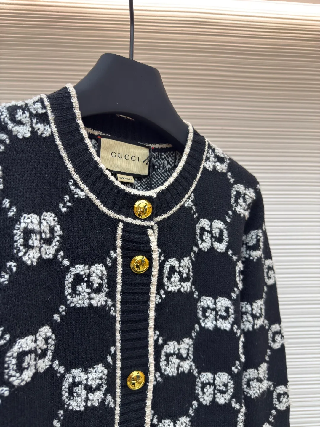 Gucci Looped G Letter Cardigan [Women's Clothing] ●Authentic product: Purchased and developed for 15700 ●Item number: 1680065-B70 ●Fabric: wool fabric ●Technology: Knitting ●Version: loose fit ●Weight: about 745 grams ●Size: S-M-L ●Description: We use high-end 50% high-end wool with higher cost. We refer to the original version for 1:1 coloring and dyeing of the yarn. The color similarity is as high as 95%. The difference between worsted wool and wool lies in the sensory effect. , half of the wool has a rich and smooth suede, feels warm to the touch, has no creases after folding, the wool body is soft and has strong resilience, making it one of the must-have wool materials for high-end goods; the loom we use is a 7-needle machine imported from Germany for weaving. Referring to the original version, we conduct a 1:1 test pattern. The thickness, height and twist count of the pattern are all exactly the same as the original version. Each set of patterns adopts the dynamic density of the imported machine. Through control, each set of patterns has a corresponding density. The overall pattern effect is compared with the original version, and the effect is full. It will not be like those ordinary computerized flat knitting machines. In order to rush the goods, the speed is turned to the limit. The stitches of the knitted garments are different in size, lettering, and pattern patterns. For our entire garment, the texture of the garment parts is cleaned, no lettering is used, and there will be no pattern patches, which greatly ensures the texture and clear texture of the garment parts. The overall wiring is straight and delicate, the fabric is comfortable and soft, and the color is consistent without color difference. It can be matched with the same style to create a fashionable look and control various occasions. Customized accessories, complete with three standards, same style for men and women!
