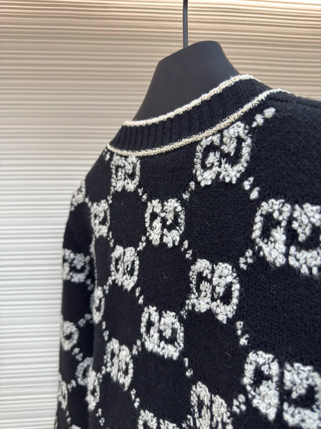 Gucci Looped G Letter Cardigan [Women's Clothing] ●Authentic product: Purchased and developed for 15700 ●Item number: 1680065-B70 ●Fabric: wool fabric ●Technology: Knitting ●Version: loose fit ●Weight: about 745 grams ●Size: S-M-L ●Description: We use high-end 50% high-end wool with higher cost. We refer to the original version for 1:1 coloring and dyeing of the yarn. The color similarity is as high as 95%. The difference between worsted wool and wool lies in the sensory effect. , half of the wool has a rich and smooth suede, feels warm to the touch, has no creases after folding, the wool body is soft and has strong resilience, making it one of the must-have wool materials for high-end goods; the loom we use is a 7-needle machine imported from Germany for weaving. Referring to the original version, we conduct a 1:1 test pattern. The thickness, height and twist count of the pattern are all exactly the same as the original version. Each set of patterns adopts the dynamic density of the imported machine. Through control, each set of patterns has a corresponding density. The overall pattern effect is compared with the original version, and the effect is full. It will not be like those ordinary computerized flat knitting machines. In order to rush the goods, the speed is turned to the limit. The stitches of the knitted garments are different in size, lettering, and pattern patterns. For our entire garment, the texture of the garment parts is cleaned, no lettering is used, and there will be no pattern patches, which greatly ensures the texture and clear texture of the garment parts. The overall wiring is straight and delicate, the fabric is comfortable and soft, and the color is consistent without color difference. It can be matched with the same style to create a fashionable look and control various occasions. Customized accessories, complete with three standards, same style for men and women!