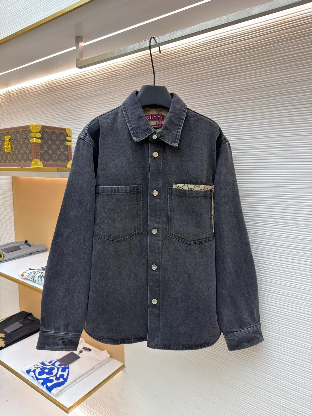 Gucci washed cotton denim embellished pocket jacket ●Original version: purchased and developed by 14057 ●Item number: 1682546-B80 ●Material: denim fabric ●Technology: washed production ●Color: washed black ●Version: fitted version ●Weight: about 950 grams ●Size: 46-48-50-52 ●Description: This GUCCI black and gray distressed denim shirt is made of high-weight denim denim fabric. It is stone washed and acid washed to present a natural black and gray gradient distressed texture. The fabric is stiff and wear-resistant without losing softness, and is not easy to deform or fade. The pocket on the left side of the body is spliced ​​with the brand's classic presbyopic canvas, which uses manual counter-stitching technology. The splicing lines are straight and fine, forming a material contrast with the denim fabric. The lapel design of the classic shirt is neat and elegant, the placket has custom-made mother-of-pearl buttons with a warm texture, the cuffs are adjustable sleeves, the shoulders are seamlessly spliced, and the hem is curved to fit the body better. The overall shape is loose, with customized accessories and three labels, and the details and craftsmanship show the level of luxury. It can be worn alone or layered as a jacket, and is suitable for daily outings, light retro wear and other scenarios. The overall wiring is straight and delicate, the fabric is comfortable and soft, and the color is consistent without color difference. It can be matched with the same style to create a fashionable look and control various occasions. Customized accessories, complete with three standards, same style for men and women!