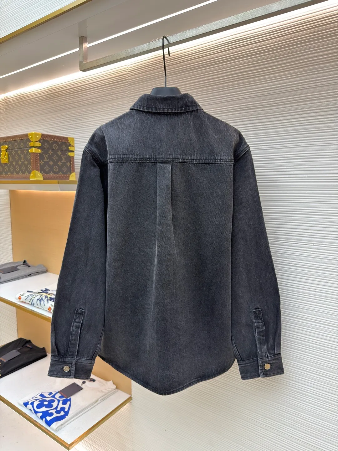 Gucci washed cotton denim embellished pocket jacket ●Original version: purchased and developed by 14057 ●Item number: 1682546-B80 ●Material: denim fabric ●Technology: washed production ●Color: washed black ●Version: fitted version ●Weight: about 950 grams ●Size: 46-48-50-52 ●Description: This GUCCI black and gray distressed denim shirt is made of high-weight denim denim fabric. It is stone washed and acid washed to present a natural black and gray gradient distressed texture. The fabric is stiff and wear-resistant without losing softness, and is not easy to deform or fade. The pocket on the left side of the body is spliced ​​with the brand's classic presbyopic canvas, which uses manual counter-stitching technology. The splicing lines are straight and fine, forming a material contrast with the denim fabric. The lapel design of the classic shirt is neat and elegant, the placket has custom-made mother-of-pearl buttons with a warm texture, the cuffs are adjustable sleeves, the shoulders are seamlessly spliced, and the hem is curved to fit the body better. The overall shape is loose, with customized accessories and three labels, and the details and craftsmanship show the level of luxury. It can be worn alone or layered as a jacket, and is suitable for daily outings, light retro wear and other scenarios. The overall wiring is straight and delicate, the fabric is comfortable and soft, and the color is consistent without color difference. It can be matched with the same style to create a fashionable look and control various occasions. Customized accessories, complete with three standards, same style for men and women!