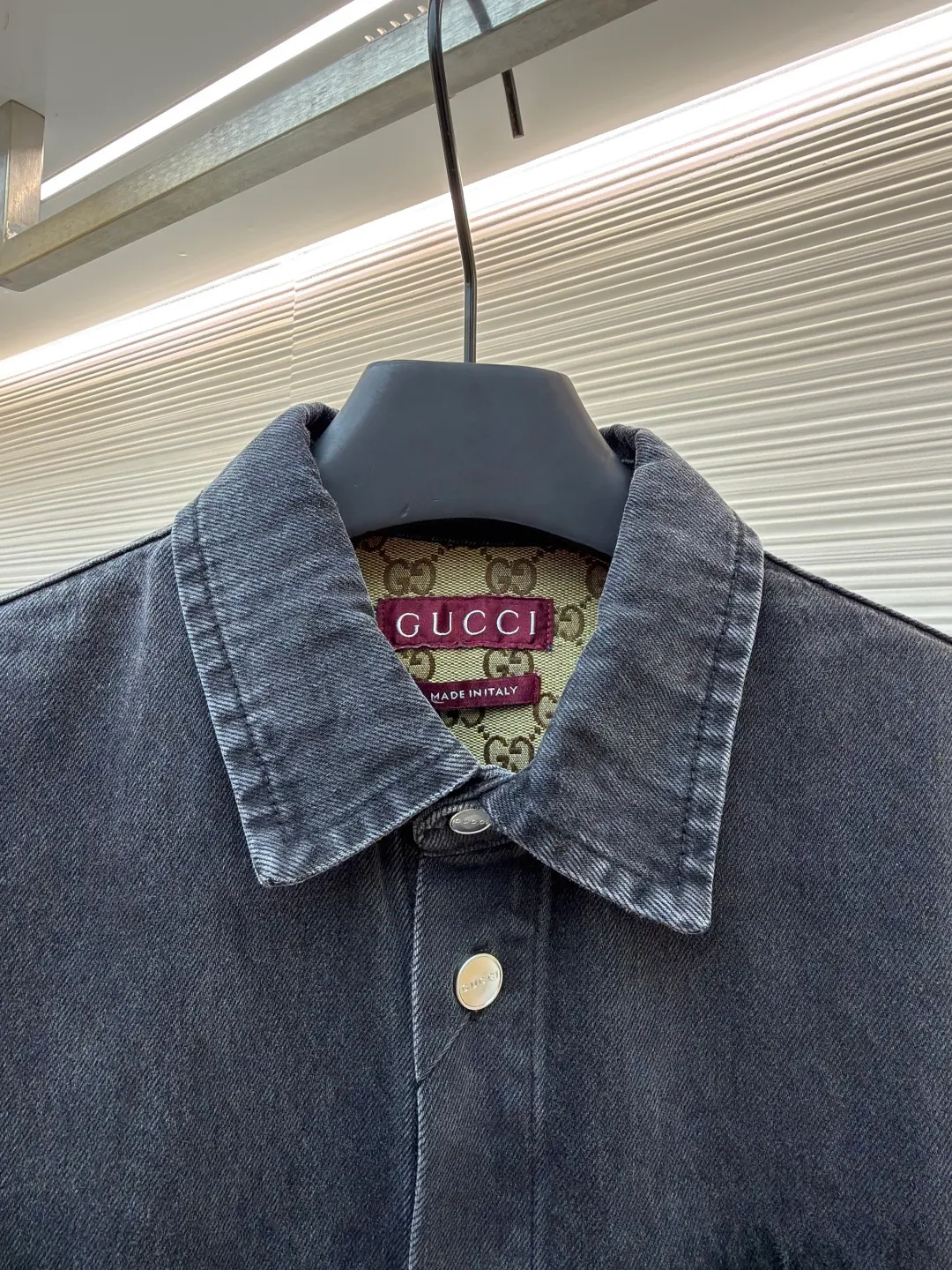 Gucci washed cotton denim embellished pocket jacket ●Original version: purchased and developed by 14057 ●Item number: 1682546-B80 ●Material: denim fabric ●Technology: washed production ●Color: washed black ●Version: fitted version ●Weight: about 950 grams ●Size: 46-48-50-52 ●Description: This GUCCI black and gray distressed denim shirt is made of high-weight denim denim fabric. It is stone washed and acid washed to present a natural black and gray gradient distressed texture. The fabric is stiff and wear-resistant without losing softness, and is not easy to deform or fade. The pocket on the left side of the body is spliced ​​with the brand's classic presbyopic canvas, which uses manual counter-stitching technology. The splicing lines are straight and fine, forming a material contrast with the denim fabric. The lapel design of the classic shirt is neat and elegant, the placket has custom-made mother-of-pearl buttons with a warm texture, the cuffs are adjustable sleeves, the shoulders are seamlessly spliced, and the hem is curved to fit the body better. The overall shape is loose, with customized accessories and three labels, and the details and craftsmanship show the level of luxury. It can be worn alone or layered as a jacket, and is suitable for daily outings, light retro wear and other scenarios. The overall wiring is straight and delicate, the fabric is comfortable and soft, and the color is consistent without color difference. It can be matched with the same style to create a fashionable look and control various occasions. Customized accessories, complete with three standards, same style for men and women!