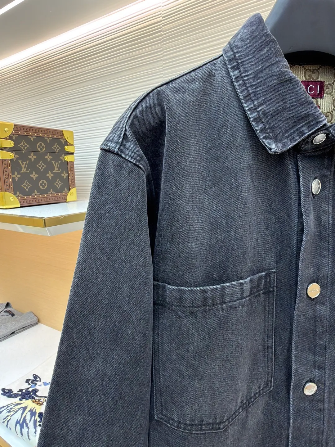 Gucci washed cotton denim embellished pocket jacket ●Original version: purchased and developed by 14057 ●Item number: 1682546-B80 ●Material: denim fabric ●Technology: washed production ●Color: washed black ●Version: fitted version ●Weight: about 950 grams ●Size: 46-48-50-52 ●Description: This GUCCI black and gray distressed denim shirt is made of high-weight denim denim fabric. It is stone washed and acid washed to present a natural black and gray gradient distressed texture. The fabric is stiff and wear-resistant without losing softness, and is not easy to deform or fade. The pocket on the left side of the body is spliced ​​with the brand's classic presbyopic canvas, which uses manual counter-stitching technology. The splicing lines are straight and fine, forming a material contrast with the denim fabric. The lapel design of the classic shirt is neat and elegant, the placket has custom-made mother-of-pearl buttons with a warm texture, the cuffs are adjustable sleeves, the shoulders are seamlessly spliced, and the hem is curved to fit the body better. The overall shape is loose, with customized accessories and three labels, and the details and craftsmanship show the level of luxury. It can be worn alone or layered as a jacket, and is suitable for daily outings, light retro wear and other scenarios. The overall wiring is straight and delicate, the fabric is comfortable and soft, and the color is consistent without color difference. It can be matched with the same style to create a fashionable look and control various occasions. Customized accessories, complete with three standards, same style for men and women!