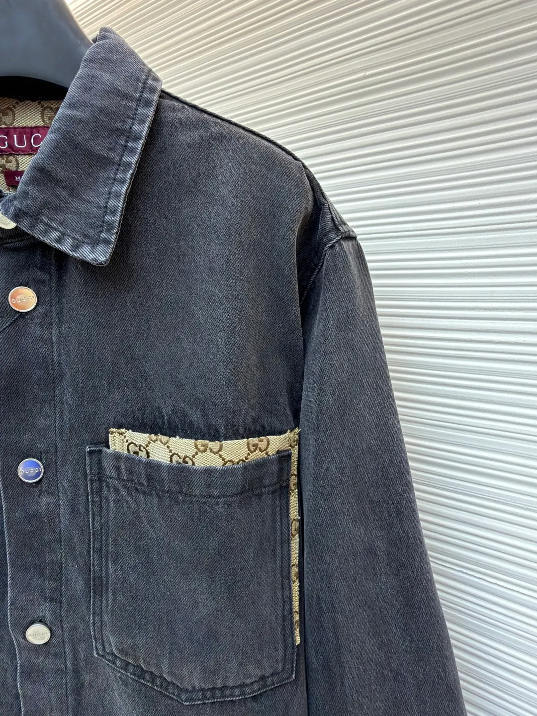Gucci washed cotton denim embellished pocket jacket ●Original version: purchased and developed by 14057 ●Item number: 1682546-B80 ●Material: denim fabric ●Technology: washed production ●Color: washed black ●Version: fitted version ●Weight: about 950 grams ●Size: 46-48-50-52 ●Description: This GUCCI black and gray distressed denim shirt is made of high-weight denim denim fabric. It is stone washed and acid washed to present a natural black and gray gradient distressed texture. The fabric is stiff and wear-resistant without losing softness, and is not easy to deform or fade. The pocket on the left side of the body is spliced ​​with the brand's classic presbyopic canvas, which uses manual counter-stitching technology. The splicing lines are straight and fine, forming a material contrast with the denim fabric. The lapel design of the classic shirt is neat and elegant, the placket has custom-made mother-of-pearl buttons with a warm texture, the cuffs are adjustable sleeves, the shoulders are seamlessly spliced, and the hem is curved to fit the body better. The overall shape is loose, with customized accessories and three labels, and the details and craftsmanship show the level of luxury. It can be worn alone or layered as a jacket, and is suitable for daily outings, light retro wear and other scenarios. The overall wiring is straight and delicate, the fabric is comfortable and soft, and the color is consistent without color difference. It can be matched with the same style to create a fashionable look and control various occasions. Customized accessories, complete with three standards, same style for men and women!