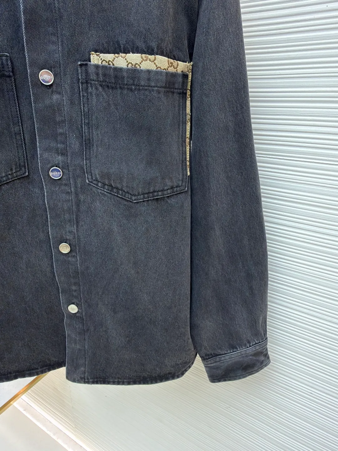 Gucci washed cotton denim embellished pocket jacket ●Original version: purchased and developed by 14057 ●Item number: 1682546-B80 ●Material: denim fabric ●Technology: washed production ●Color: washed black ●Version: fitted version ●Weight: about 950 grams ●Size: 46-48-50-52 ●Description: This GUCCI black and gray distressed denim shirt is made of high-weight denim denim fabric. It is stone washed and acid washed to present a natural black and gray gradient distressed texture. The fabric is stiff and wear-resistant without losing softness, and is not easy to deform or fade. The pocket on the left side of the body is spliced ​​with the brand's classic presbyopic canvas, which uses manual counter-stitching technology. The splicing lines are straight and fine, forming a material contrast with the denim fabric. The lapel design of the classic shirt is neat and elegant, the placket has custom-made mother-of-pearl buttons with a warm texture, the cuffs are adjustable sleeves, the shoulders are seamlessly spliced, and the hem is curved to fit the body better. The overall shape is loose, with customized accessories and three labels, and the details and craftsmanship show the level of luxury. It can be worn alone or layered as a jacket, and is suitable for daily outings, light retro wear and other scenarios. The overall wiring is straight and delicate, the fabric is comfortable and soft, and the color is consistent without color difference. It can be matched with the same style to create a fashionable look and control various occasions. Customized accessories, complete with three standards, same style for men and women!
