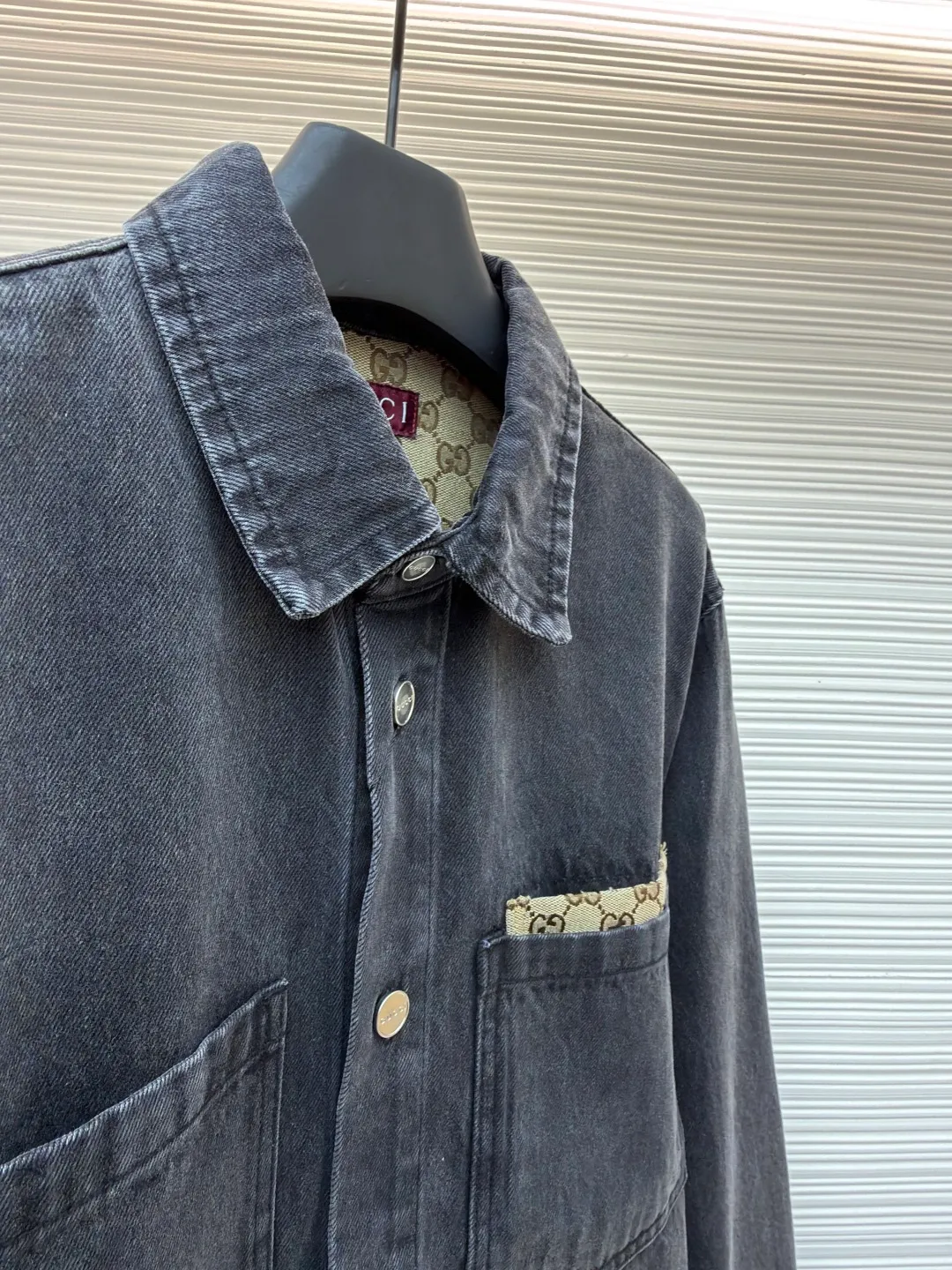 Gucci washed cotton denim embellished pocket jacket ●Original version: purchased and developed by 14057 ●Item number: 1682546-B80 ●Material: denim fabric ●Technology: washed production ●Color: washed black ●Version: fitted version ●Weight: about 950 grams ●Size: 46-48-50-52 ●Description: This GUCCI black and gray distressed denim shirt is made of high-weight denim denim fabric. It is stone washed and acid washed to present a natural black and gray gradient distressed texture. The fabric is stiff and wear-resistant without losing softness, and is not easy to deform or fade. The pocket on the left side of the body is spliced ​​with the brand's classic presbyopic canvas, which uses manual counter-stitching technology. The splicing lines are straight and fine, forming a material contrast with the denim fabric. The lapel design of the classic shirt is neat and elegant, the placket has custom-made mother-of-pearl buttons with a warm texture, the cuffs are adjustable sleeves, the shoulders are seamlessly spliced, and the hem is curved to fit the body better. The overall shape is loose, with customized accessories and three labels, and the details and craftsmanship show the level of luxury. It can be worn alone or layered as a jacket, and is suitable for daily outings, light retro wear and other scenarios. The overall wiring is straight and delicate, the fabric is comfortable and soft, and the color is consistent without color difference. It can be matched with the same style to create a fashionable look and control various occasions. Customized accessories, complete with three standards, same style for men and women!