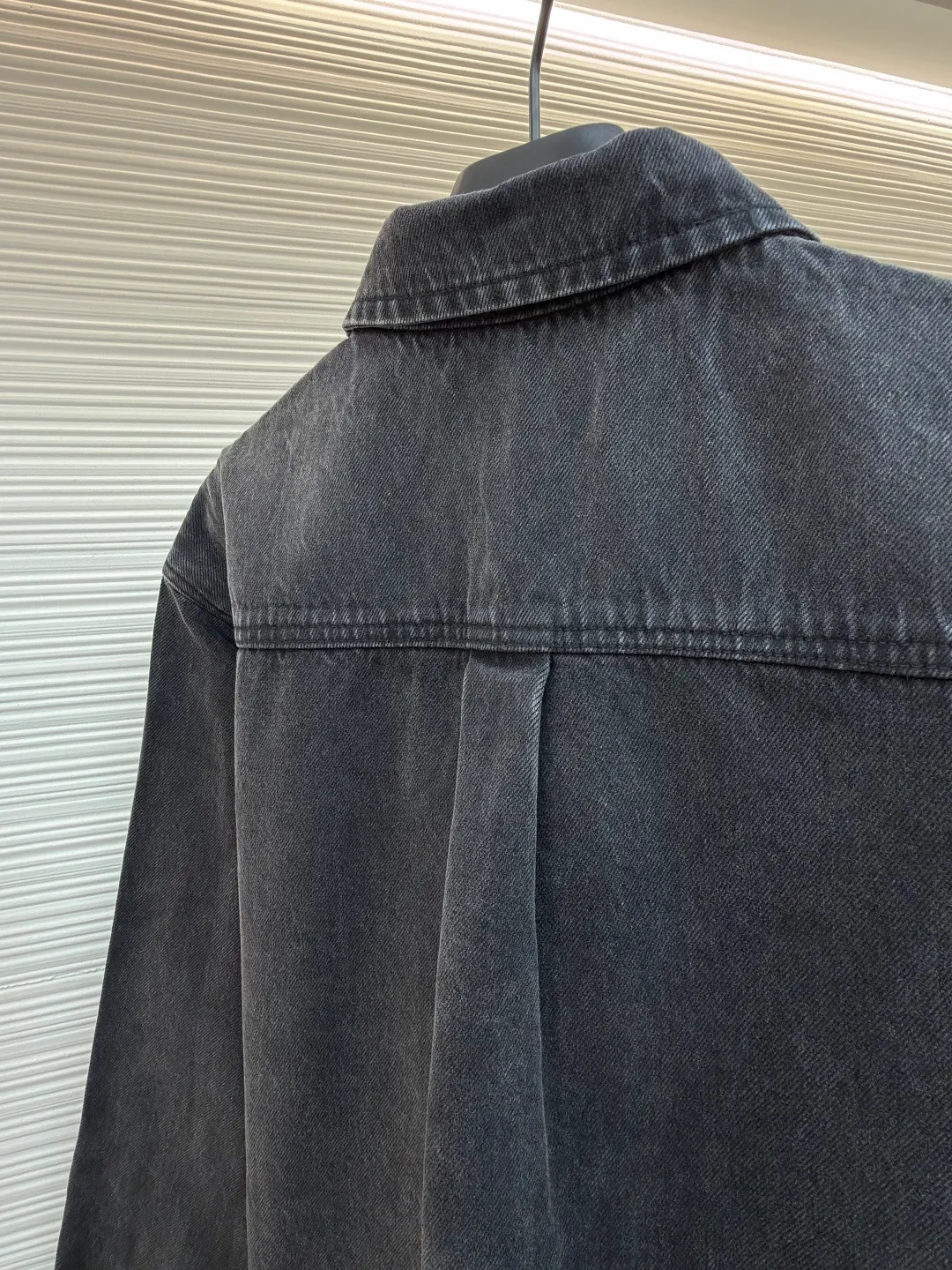 Gucci washed cotton denim embellished pocket jacket ●Original version: purchased and developed by 14057 ●Item number: 1682546-B80 ●Material: denim fabric ●Technology: washed production ●Color: washed black ●Version: fitted version ●Weight: about 950 grams ●Size: 46-48-50-52 ●Description: This GUCCI black and gray distressed denim shirt is made of high-weight denim denim fabric. It is stone washed and acid washed to present a natural black and gray gradient distressed texture. The fabric is stiff and wear-resistant without losing softness, and is not easy to deform or fade. The pocket on the left side of the body is spliced ​​with the brand's classic presbyopic canvas, which uses manual counter-stitching technology. The splicing lines are straight and fine, forming a material contrast with the denim fabric. The lapel design of the classic shirt is neat and elegant, the placket has custom-made mother-of-pearl buttons with a warm texture, the cuffs are adjustable sleeves, the shoulders are seamlessly spliced, and the hem is curved to fit the body better. The overall shape is loose, with customized accessories and three labels, and the details and craftsmanship show the level of luxury. It can be worn alone or layered as a jacket, and is suitable for daily outings, light retro wear and other scenarios. The overall wiring is straight and delicate, the fabric is comfortable and soft, and the color is consistent without color difference. It can be matched with the same style to create a fashionable look and control various occasions. Customized accessories, complete with three standards, same style for men and women!