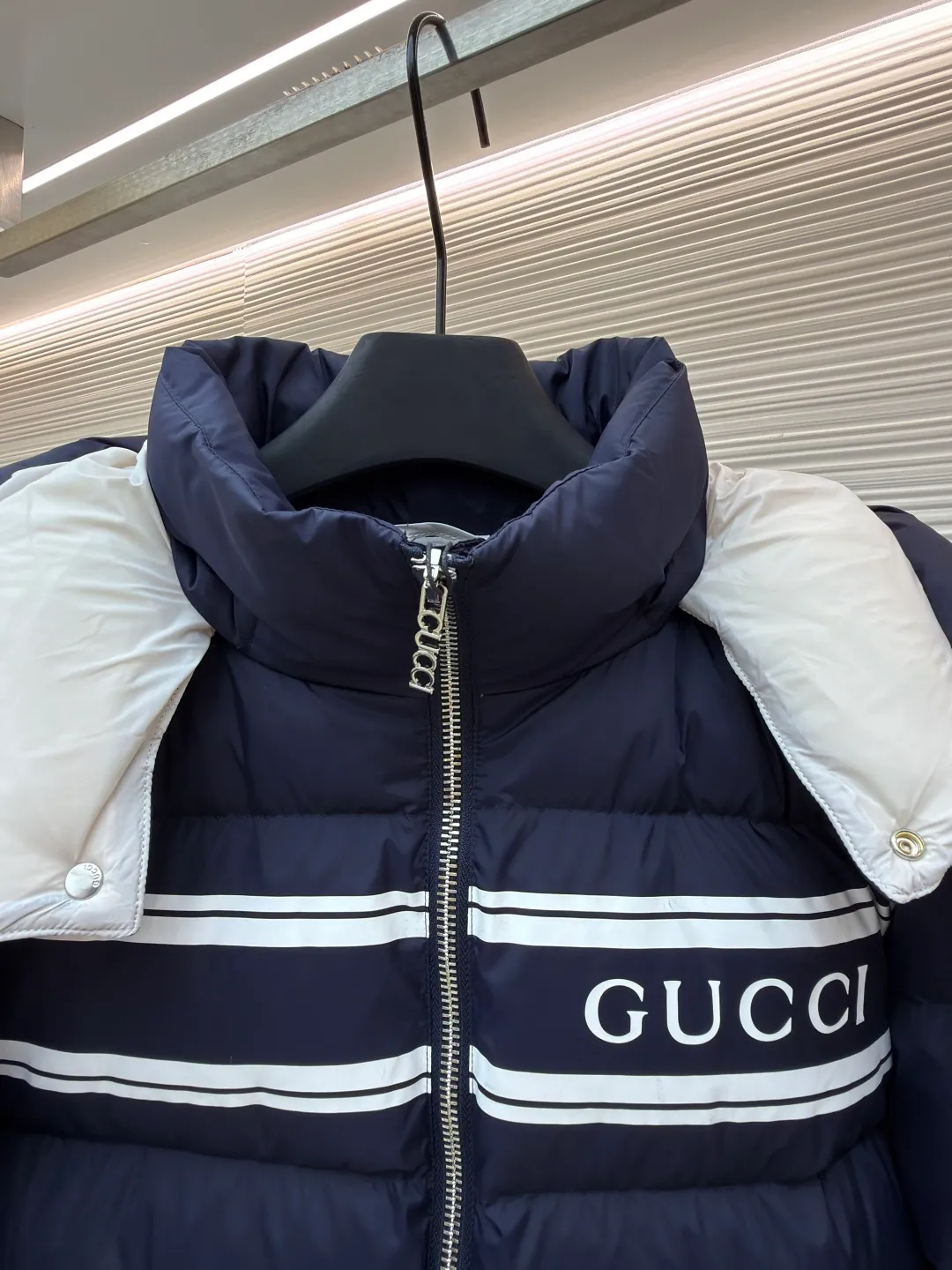 Gucci striped print detachable hood down jacket ●Original version: purchased and developed by 12389 ●Item number: 1681649-C80 ●Fabric: white goose down fabric ●Technology: mechanical down filling ●Color: navy blue ●Version: fitted version ●Weight: about 1025 grams ●Size: 42-44-46-48-50 ●Description: Purchased by the original buyer, custom-woven and dyed gray fabric with positioning printing, independent molding for hardware, and uniform filling of imported special goose down cotton. It is light, delicate, soft, not easy to deform, and does not show through. Goose down cotton is widely used in ski shirts and cold-proof clothing, and its international reputation is not inferior to that of pure down. , placket zipper with resin double-end opening and tail lowered by 1.2 cm. Collar pull nylon single-end closed end. It follows every small detail of the original version. The similarity is 99.99%. The single finished product weighs more than 1 kilogram. It is indispensable in winter. The overall wiring is straight and delicate, the fabric is comfortable and soft, and the color is consistent without color difference. It can be matched with the same style to create a fashionable look, and can be used in various occasions. Customized accessories, complete with three standards, same style for men and women!