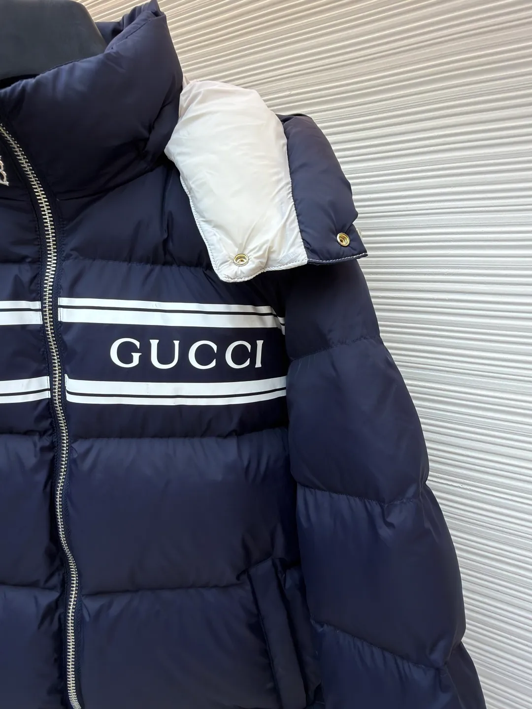 Gucci striped print detachable hood down jacket ●Original version: purchased and developed by 12389 ●Item number: 1681649-C80 ●Fabric: white goose down fabric ●Technology: mechanical down filling ●Color: navy blue ●Version: fitted version ●Weight: about 1025 grams ●Size: 42-44-46-48-50 ●Description: Purchased by the original buyer, custom-woven and dyed gray fabric with positioning printing, independent molding for hardware, and uniform filling of imported special goose down cotton. It is light, delicate, soft, not easy to deform, and does not show through. Goose down cotton is widely used in ski shirts and cold-proof clothing, and its international reputation is not inferior to that of pure down. , placket zipper with resin double-end opening and tail lowered by 1.2 cm. Collar pull nylon single-end closed end. It follows every small detail of the original version. The similarity is 99.99%. The single finished product weighs more than 1 kilogram. It is indispensable in winter. The overall wiring is straight and delicate, the fabric is comfortable and soft, and the color is consistent without color difference. It can be matched with the same style to create a fashionable look, and can be used in various occasions. Customized accessories, complete with three standards, same style for men and women!