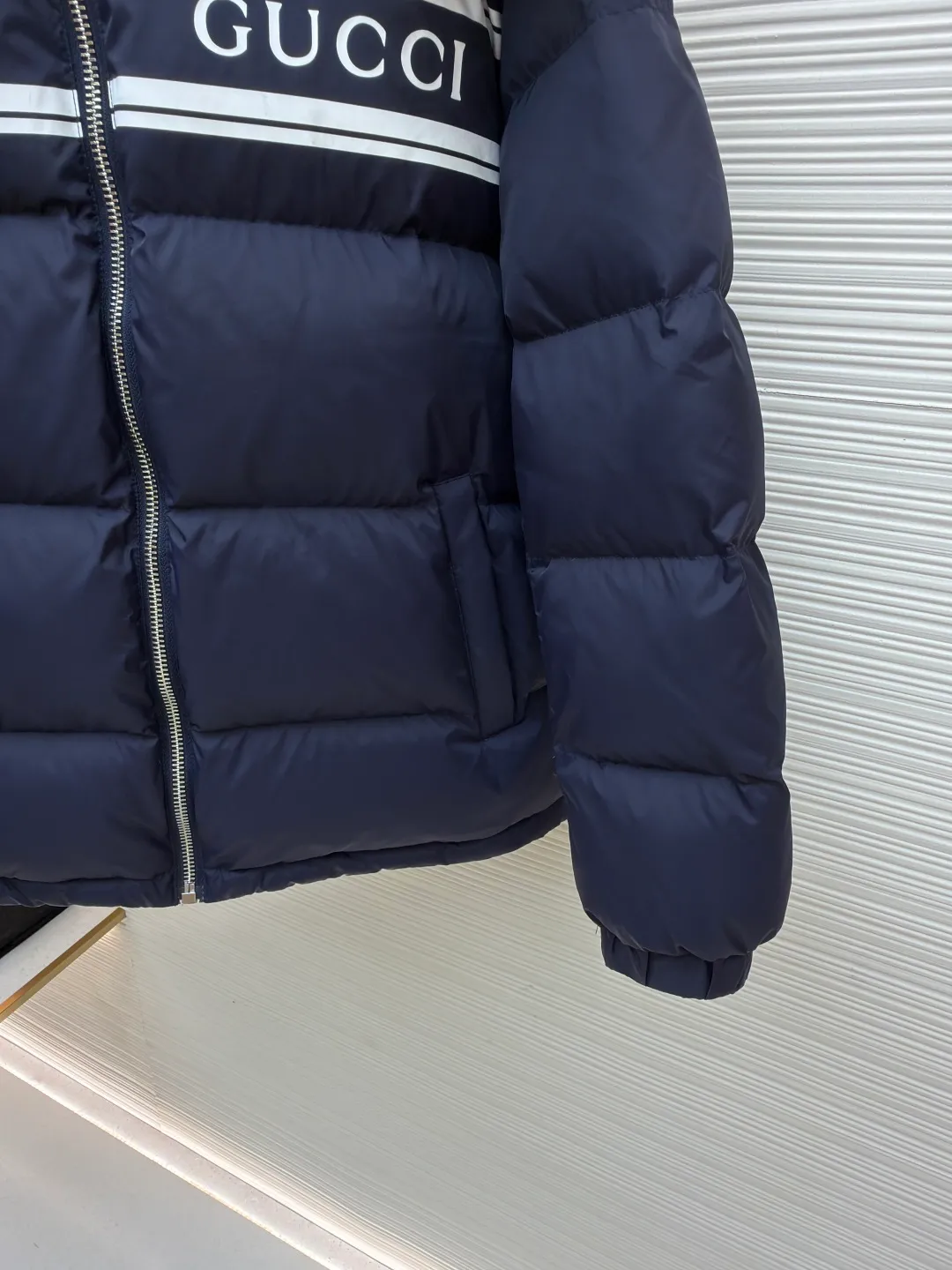 Gucci striped print detachable hood down jacket ●Original version: purchased and developed by 12389 ●Item number: 1681649-C80 ●Fabric: white goose down fabric ●Technology: mechanical down filling ●Color: navy blue ●Version: fitted version ●Weight: about 1025 grams ●Size: 42-44-46-48-50 ●Description: Purchased by the original buyer, custom-woven and dyed gray fabric with positioning printing, independent molding for hardware, and uniform filling of imported special goose down cotton. It is light, delicate, soft, not easy to deform, and does not show through. Goose down cotton is widely used in ski shirts and cold-proof clothing, and its international reputation is not inferior to that of pure down. , placket zipper with resin double-end opening and tail lowered by 1.2 cm. Collar pull nylon single-end closed end. It follows every small detail of the original version. The similarity is 99.99%. The single finished product weighs more than 1 kilogram. It is indispensable in winter. The overall wiring is straight and delicate, the fabric is comfortable and soft, and the color is consistent without color difference. It can be matched with the same style to create a fashionable look, and can be used in various occasions. Customized accessories, complete with three standards, same style for men and women!