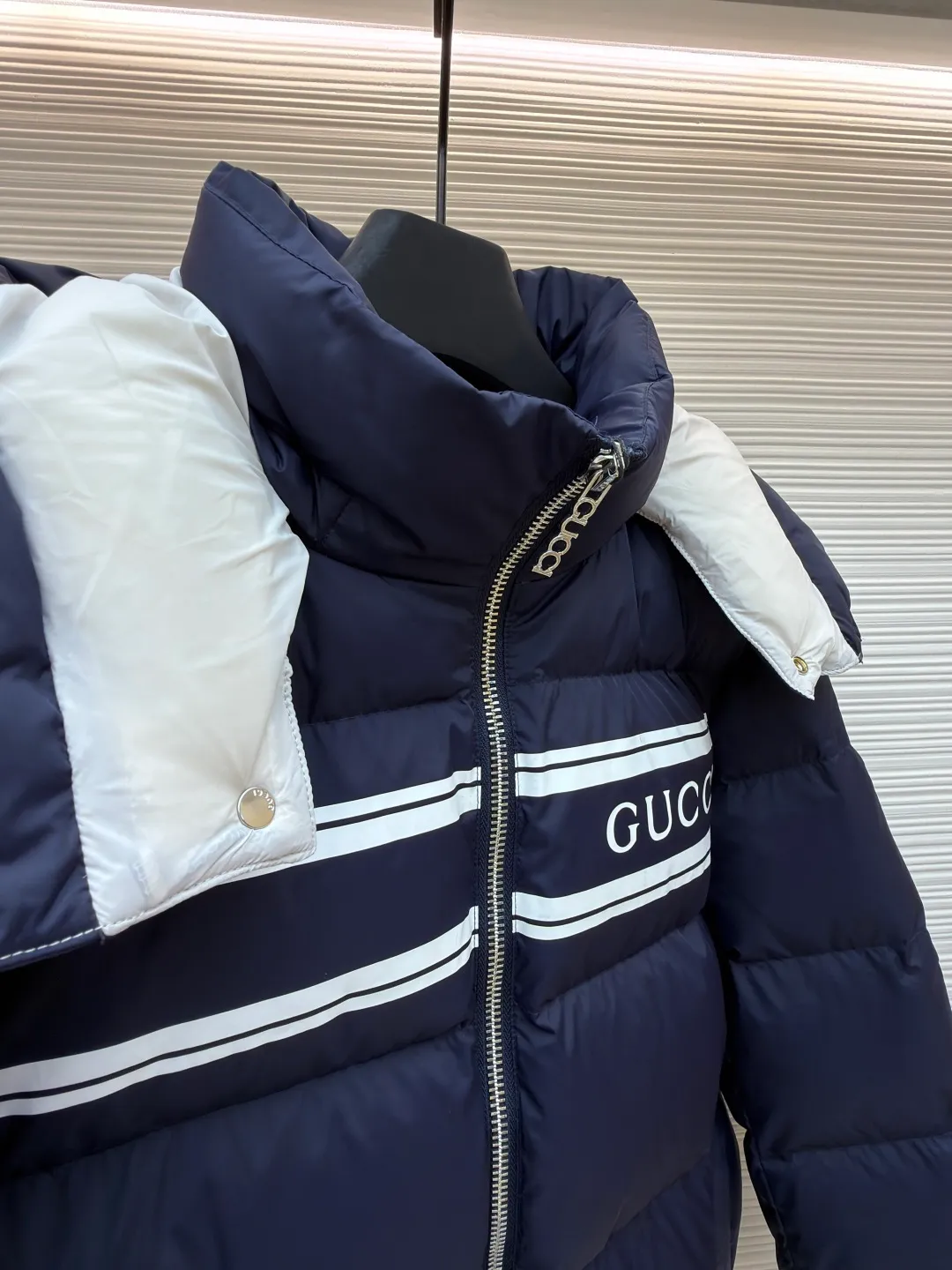Gucci striped print detachable hood down jacket ●Original version: purchased and developed by 12389 ●Item number: 1681649-C80 ●Fabric: white goose down fabric ●Technology: mechanical down filling ●Color: navy blue ●Version: fitted version ●Weight: about 1025 grams ●Size: 42-44-46-48-50 ●Description: Purchased by the original buyer, custom-woven and dyed gray fabric with positioning printing, independent molding for hardware, and uniform filling of imported special goose down cotton. It is light, delicate, soft, not easy to deform, and does not show through. Goose down cotton is widely used in ski shirts and cold-proof clothing, and its international reputation is not inferior to that of pure down. , placket zipper with resin double-end opening and tail lowered by 1.2 cm. Collar pull nylon single-end closed end. It follows every small detail of the original version. The similarity is 99.99%. The single finished product weighs more than 1 kilogram. It is indispensable in winter. The overall wiring is straight and delicate, the fabric is comfortable and soft, and the color is consistent without color difference. It can be matched with the same style to create a fashionable look, and can be used in various occasions. Customized accessories, complete with three standards, same style for men and women!