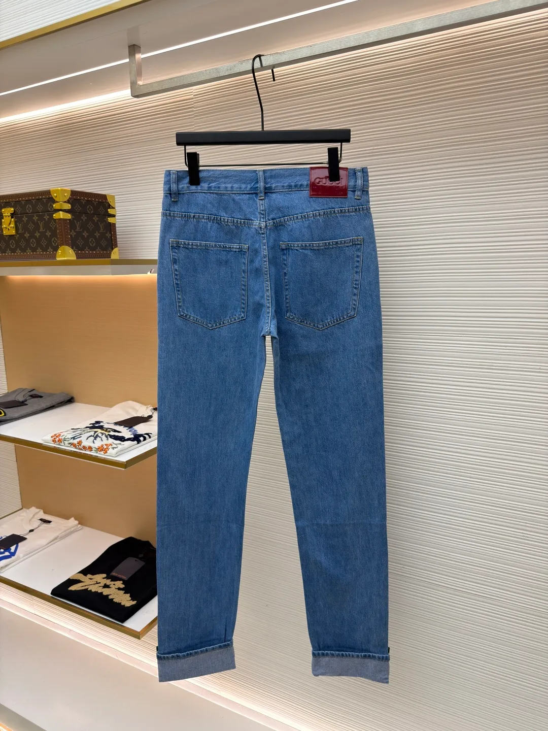 GUCCI Denim Ribbon Jeans ●Original version: Purchased and developed by 3261 ●Item number: 1681353-B25 ●Material: Denim denim fabric ●Technology: embroidery production ●Color: blue ●Version: Fitted version ●Weight: about 650 grams ●Size: 30-31-32-33-34-36 ●Description: The denim series is a new interpretation of clothing, adding subtle and restrained details to daily looks. These tapered trousers are crafted from certified cotton denim fabric. The trouser legs are embellished with red and green webbing pull-loop details, showing a unique charm. The overall line is straight and delicate, the fabric is comfortable and soft, and the color is consistent without color difference. It can be matched with the same style to create a fashionable look and control various occasions. Customized accessories, complete with three labels, the same style for men and women!