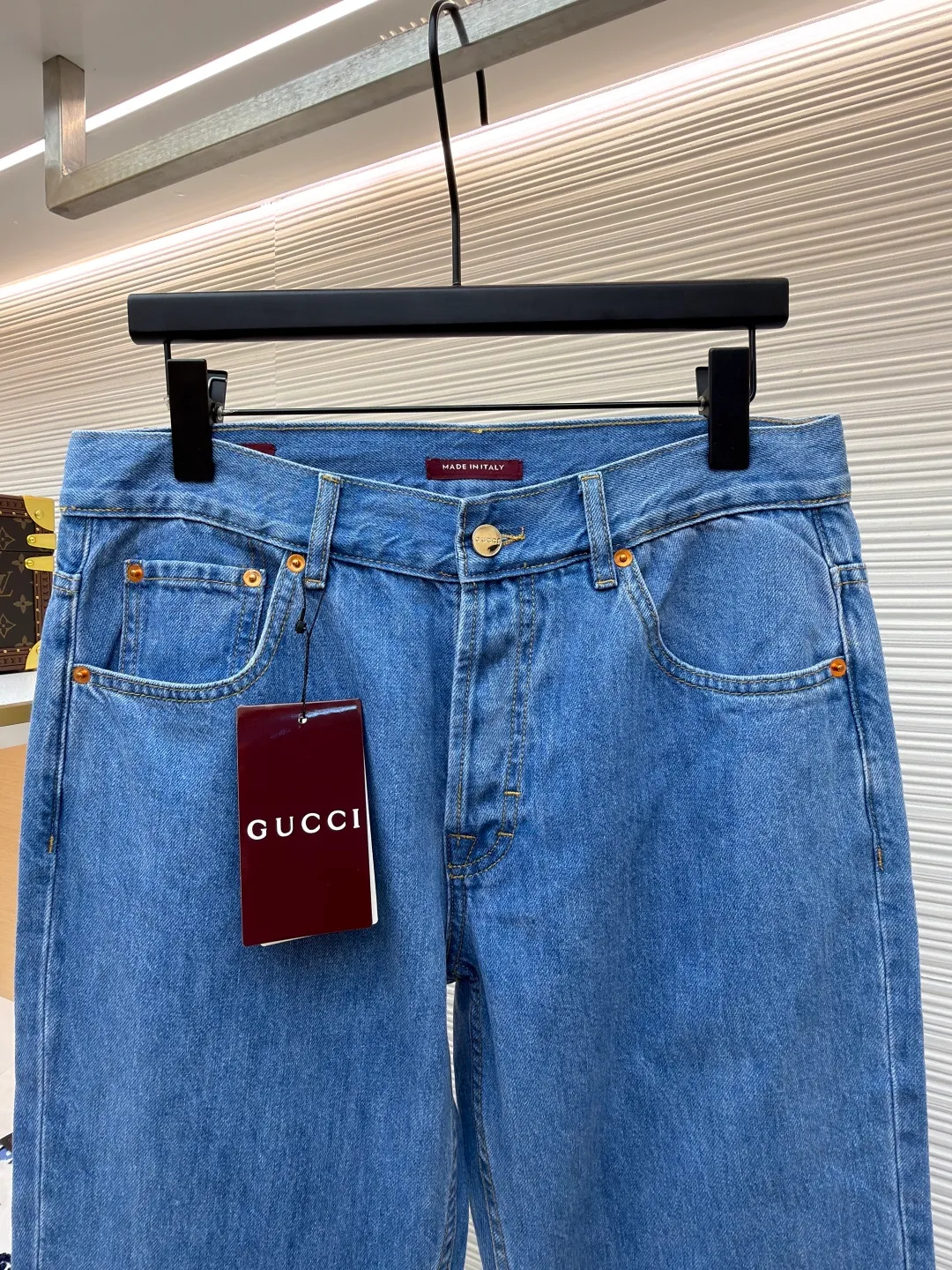 GUCCI Denim Ribbon Jeans ●Original version: Purchased and developed by 3261 ●Item number: 1681353-B25 ●Material: Denim denim fabric ●Technology: embroidery production ●Color: blue ●Version: Fitted version ●Weight: about 650 grams ●Size: 30-31-32-33-34-36 ●Description: The denim series is a new interpretation of clothing, adding subtle and restrained details to daily looks. These tapered trousers are crafted from certified cotton denim fabric. The trouser legs are embellished with red and green webbing pull-loop details, showing a unique charm. The overall line is straight and delicate, the fabric is comfortable and soft, and the color is consistent without color difference. It can be matched with the same style to create a fashionable look and control various occasions. Customized accessories, complete with three labels, the same style for men and women!