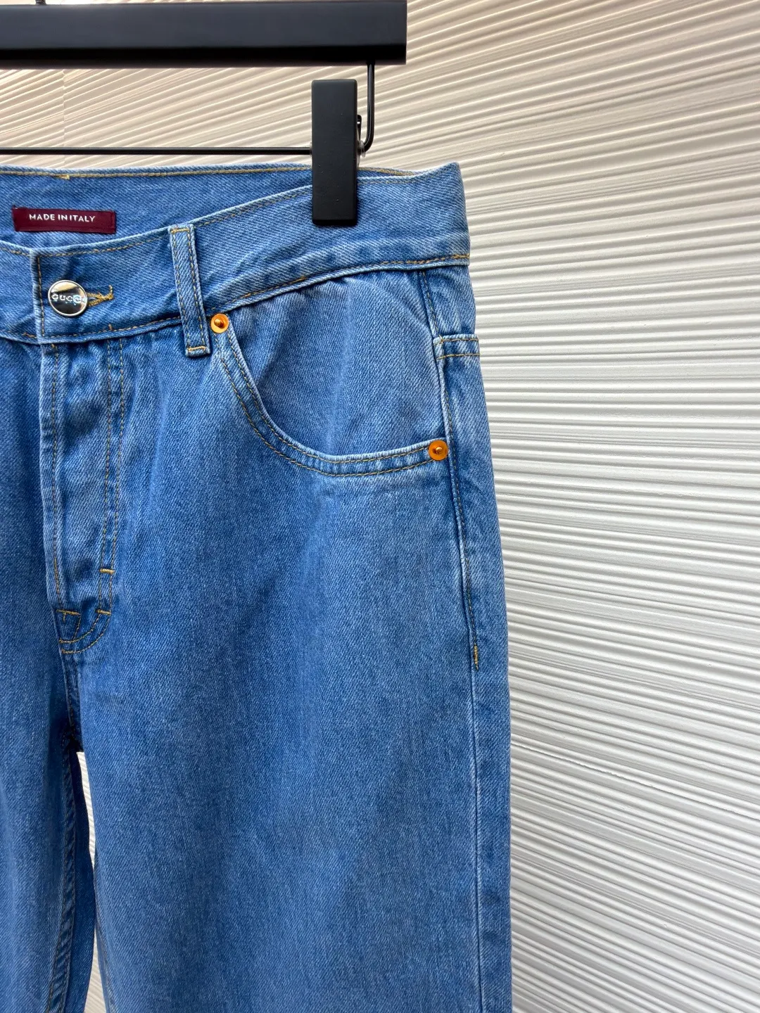 GUCCI Denim Ribbon Jeans ●Original version: Purchased and developed by 3261 ●Item number: 1681353-B25 ●Material: Denim denim fabric ●Technology: embroidery production ●Color: blue ●Version: Fitted version ●Weight: about 650 grams ●Size: 30-31-32-33-34-36 ●Description: The denim series is a new interpretation of clothing, adding subtle and restrained details to daily looks. These tapered trousers are crafted from certified cotton denim fabric. The trouser legs are embellished with red and green webbing pull-loop details, showing a unique charm. The overall line is straight and delicate, the fabric is comfortable and soft, and the color is consistent without color difference. It can be matched with the same style to create a fashionable look and control various occasions. Customized accessories, complete with three labels, the same style for men and women!
