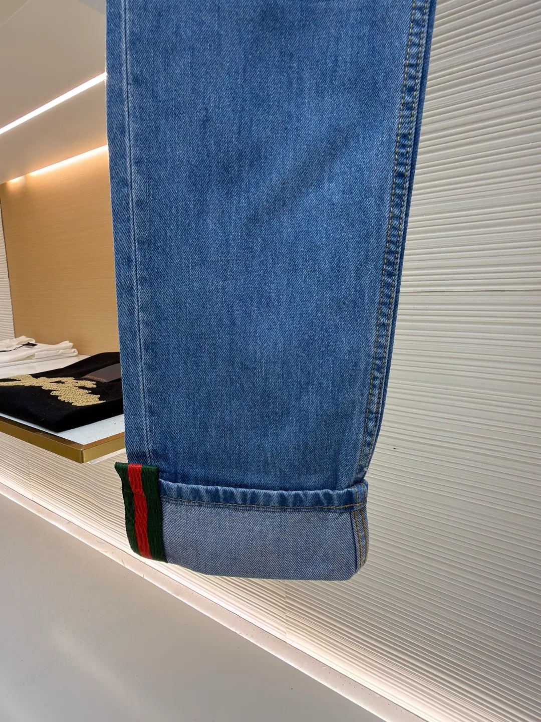 GUCCI Denim Ribbon Jeans ●Original version: Purchased and developed by 3261 ●Item number: 1681353-B25 ●Material: Denim denim fabric ●Technology: embroidery production ●Color: blue ●Version: Fitted version ●Weight: about 650 grams ●Size: 30-31-32-33-34-36 ●Description: The denim series is a new interpretation of clothing, adding subtle and restrained details to daily looks. These tapered trousers are crafted from certified cotton denim fabric. The trouser legs are embellished with red and green webbing pull-loop details, showing a unique charm. The overall line is straight and delicate, the fabric is comfortable and soft, and the color is consistent without color difference. It can be matched with the same style to create a fashionable look and control various occasions. Customized accessories, complete with three labels, the same style for men and women!
