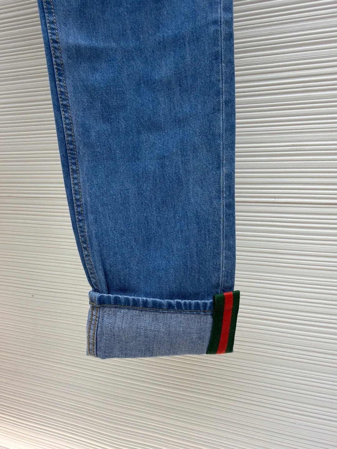 GUCCI Denim Ribbon Jeans ●Original version: Purchased and developed by 3261 ●Item number: 1681353-B25 ●Material: Denim denim fabric ●Technology: embroidery production ●Color: blue ●Version: Fitted version ●Weight: about 650 grams ●Size: 30-31-32-33-34-36 ●Description: The denim series is a new interpretation of clothing, adding subtle and restrained details to daily looks. These tapered trousers are crafted from certified cotton denim fabric. The trouser legs are embellished with red and green webbing pull-loop details, showing a unique charm. The overall line is straight and delicate, the fabric is comfortable and soft, and the color is consistent without color difference. It can be matched with the same style to create a fashionable look and control various occasions. Customized accessories, complete with three labels, the same style for men and women!