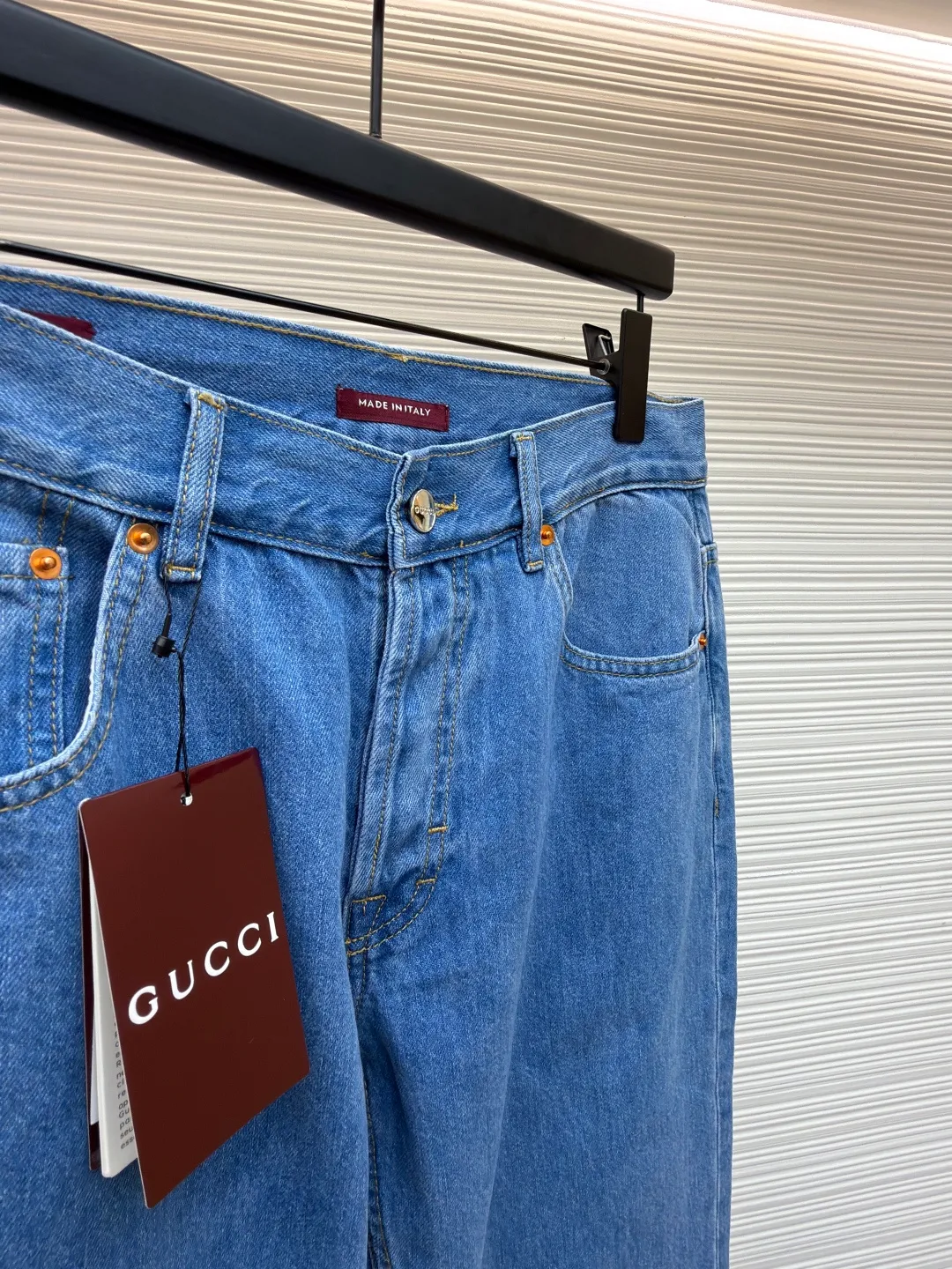 GUCCI Denim Ribbon Jeans ●Original version: Purchased and developed by 3261 ●Item number: 1681353-B25 ●Material: Denim denim fabric ●Technology: embroidery production ●Color: blue ●Version: Fitted version ●Weight: about 650 grams ●Size: 30-31-32-33-34-36 ●Description: The denim series is a new interpretation of clothing, adding subtle and restrained details to daily looks. These tapered trousers are crafted from certified cotton denim fabric. The trouser legs are embellished with red and green webbing pull-loop details, showing a unique charm. The overall line is straight and delicate, the fabric is comfortable and soft, and the color is consistent without color difference. It can be matched with the same style to create a fashionable look and control various occasions. Customized accessories, complete with three labels, the same style for men and women!