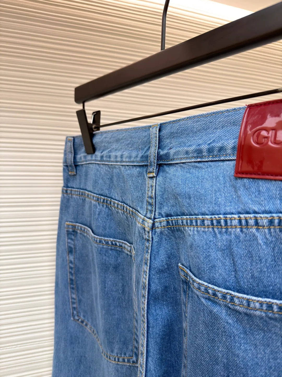 GUCCI Denim Ribbon Jeans ●Original version: Purchased and developed by 3261 ●Item number: 1681353-B25 ●Material: Denim denim fabric ●Technology: embroidery production ●Color: blue ●Version: Fitted version ●Weight: about 650 grams ●Size: 30-31-32-33-34-36 ●Description: The denim series is a new interpretation of clothing, adding subtle and restrained details to daily looks. These tapered trousers are crafted from certified cotton denim fabric. The trouser legs are embellished with red and green webbing pull-loop details, showing a unique charm. The overall line is straight and delicate, the fabric is comfortable and soft, and the color is consistent without color difference. It can be matched with the same style to create a fashionable look and control various occasions. Customized accessories, complete with three labels, the same style for men and women!