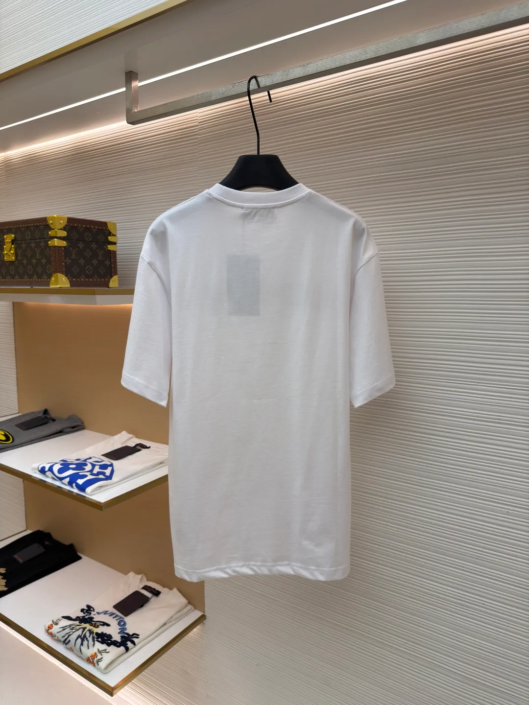 Gucci Lock Round Neck Short Sleeves ●Original version: Purchased and developed by 3031 ●Item number: 1682127-A05 ●Fabric: fine velvet knitted cotton fabric ●Technology: embroidery production ●Color: white ●Version: fitted version ●Weight: about 280 grams ●Size: XS-S-M-L ●Description: Made of 15S special woven compact cotton fine velvet knitted fabric with a weight of 230g/㎡; paired with 32S high count and high weight 1x1 rib, with a weight of 340g/㎡. Ribbing is used on the collar to ensure excellent elastic recovery and deformation resistance of the collar. The fabric uses compact spinning technology to effectively reduce yarn hairiness, making the fabric structure tighter, the surface smoother, and the pilling resistance better. The weight of 230g is medium to heavy, which gives the T-shirt good stiffness and drape, and is not easy to collapse, ensuring the texture of high-end ready-to-wear. The fine velvet knitted fabric has been lightly brushed or raised, giving it a softer, waxier skin-friendly feel than ordinary plain cotton. Environmentally friendly elastic glue printing uses water-based environmentally friendly slurry and polymer cross-linking technology to make the pattern have excellent elasticity and can expand and contract simultaneously with the fabric without cracking. The printing layer has a matte texture, is soft and smooth to the touch, and does not have the hardening feel of traditional offset printing, while maintaining the breathability of the fabric. It has strong color coverage, is washable and wear-resistant, and takes into account both visual performance and wearing comfort. Core-covered three-dimensional embroidery is made by pre-inserting a foam core material under the high-density embroidery layer as a filling base, and then fully covering it with embroidery threads. The process can create a three-dimensional pattern with highly pronounced convexities and rounded and full edges, and the visual effect is extremely impactful. The overall wiring is straight and delicate, the fabric is comfortable and soft, and the color is consistent without color difference. It can be matched with the same style to create a fashionable look and control various occasions. Customized accessories, complete with three standards, same style for men and women!