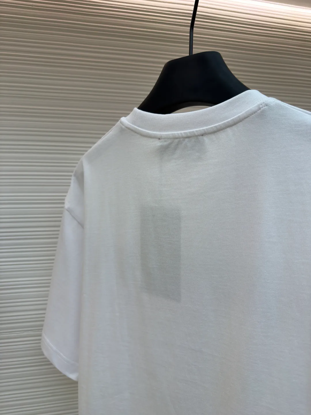 Gucci Lock Round Neck Short Sleeves ●Original version: Purchased and developed by 3031 ●Item number: 1682127-A05 ●Fabric: fine velvet knitted cotton fabric ●Technology: embroidery production ●Color: white ●Version: fitted version ●Weight: about 280 grams ●Size: XS-S-M-L ●Description: Made of 15S special woven compact cotton fine velvet knitted fabric with a weight of 230g/㎡; paired with 32S high count and high weight 1x1 rib, with a weight of 340g/㎡. Ribbing is used on the collar to ensure excellent elastic recovery and deformation resistance of the collar. The fabric uses compact spinning technology to effectively reduce yarn hairiness, making the fabric structure tighter, the surface smoother, and the pilling resistance better. The weight of 230g is medium to heavy, which gives the T-shirt good stiffness and drape, and is not easy to collapse, ensuring the texture of high-end ready-to-wear. The fine velvet knitted fabric has been lightly brushed or raised, giving it a softer, waxier skin-friendly feel than ordinary plain cotton. Environmentally friendly elastic glue printing uses water-based environmentally friendly slurry and polymer cross-linking technology to make the pattern have excellent elasticity and can expand and contract simultaneously with the fabric without cracking. The printing layer has a matte texture, is soft and smooth to the touch, and does not have the hardening feel of traditional offset printing, while maintaining the breathability of the fabric. It has strong color coverage, is washable and wear-resistant, and takes into account both visual performance and wearing comfort. Core-covered three-dimensional embroidery is made by pre-inserting a foam core material under the high-density embroidery layer as a filling base, and then fully covering it with embroidery threads. The process can create a three-dimensional pattern with highly pronounced convexities and rounded and full edges, and the visual effect is extremely impactful. The overall wiring is straight and delicate, the fabric is comfortable and soft, and the color is consistent without color difference. It can be matched with the same style to create a fashionable look and control various occasions. Customized accessories, complete with three standards, same style for men and women!