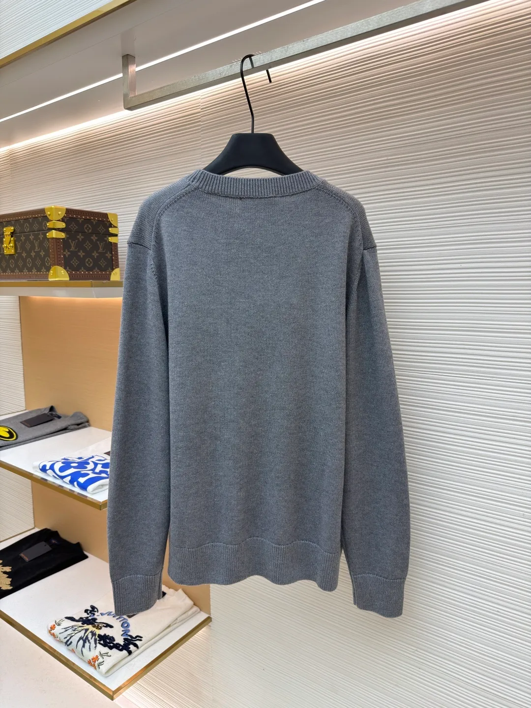 Gucci Double G embroidered knitted sweater ●Original version: Purchased and developed at 4930 ●Item number: 1682191-A85 ●Fabric: wool fabric ●Technology: knitted ●Color: gray ●Version: fitted version ●Weight: about 740 grams ●Size: S-M-L-XL ●Description: The fabric is made of high-count merino wool yarn. After combing to remove impurities, it is woven with a 12-pin circular knitting machine to create a waffle texture. The texture is even and soft to the touch. The yarn is first pre-dyed and fixed to ensure a full red tone and is not easy to fade. The neckline, cuffs and hem are designed with ribbed edges. The ribbing structure is a 1*1 elastic structure. It has been treated with high-temperature shaping technology and has good resilience and is not easy to loosen and deform. The Double G logo on the left chest is embroidered by hand, using fine wool threads of the same color and sewn with flat embroidery stitches. The stitches are fine and flat, and the outline of the logo is precise and symmetrical. The splicing of the body adopts embedded clip technology, and the seams are smooth without bulges. The shoulders are three-dimensional cut-outs, which are in line with the ergonomic design. Each piece is cut by laser positioning, and the size error is controlled within 0.3cm. The overall sewing has undergone multiple quality control inspections, from yarn weaving to final product shaping. The brand's strict process standards are followed throughout the process to create knitted items with both texture and wearing comfort. The overall wiring is straight and delicate, the fabric is comfortable and soft, and the color is consistent without color difference. It can be matched with the same style to create a fashionable look and control various occasions. Customized accessories, complete with three standards, same style for men and women!