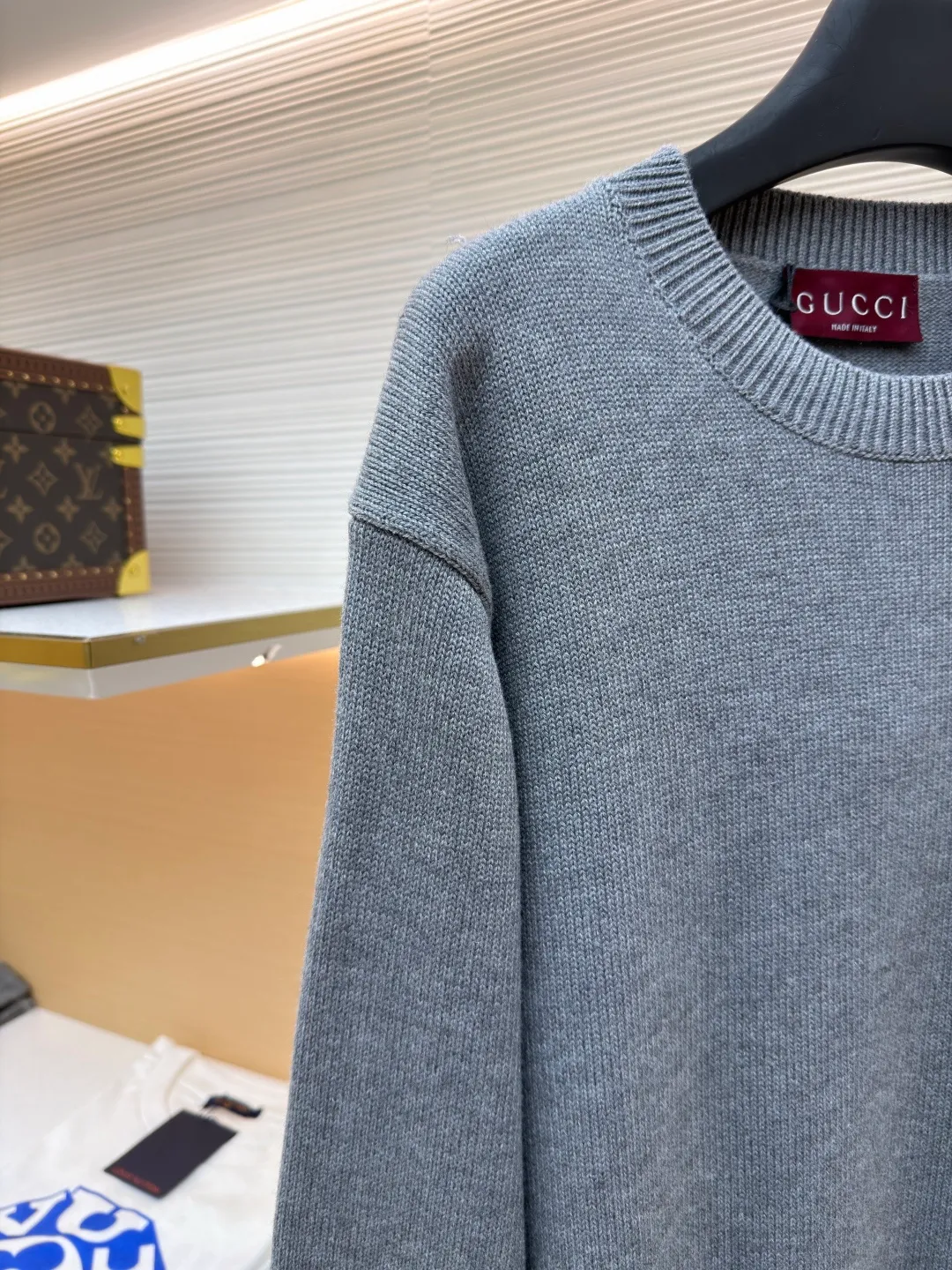Gucci Double G embroidered knitted sweater ●Original version: Purchased and developed at 4930 ●Item number: 1682191-A85 ●Fabric: wool fabric ●Technology: knitted ●Color: gray ●Version: fitted version ●Weight: about 740 grams ●Size: S-M-L-XL ●Description: The fabric is made of high-count merino wool yarn. After combing to remove impurities, it is woven with a 12-pin circular knitting machine to create a waffle texture. The texture is even and soft to the touch. The yarn is first pre-dyed and fixed to ensure a full red tone and is not easy to fade. The neckline, cuffs and hem are designed with ribbed edges. The ribbing structure is a 1*1 elastic structure. It has been treated with high-temperature shaping technology and has good resilience and is not easy to loosen and deform. The Double G logo on the left chest is embroidered by hand, using fine wool threads of the same color and sewn with flat embroidery stitches. The stitches are fine and flat, and the outline of the logo is precise and symmetrical. The splicing of the body adopts embedded clip technology, and the seams are smooth without bulges. The shoulders are three-dimensional cut-outs, which are in line with the ergonomic design. Each piece is cut by laser positioning, and the size error is controlled within 0.3cm. The overall sewing has undergone multiple quality control inspections, from yarn weaving to final product shaping. The brand's strict process standards are followed throughout the process to create knitted items with both texture and wearing comfort. The overall wiring is straight and delicate, the fabric is comfortable and soft, and the color is consistent without color difference. It can be matched with the same style to create a fashionable look and control various occasions. Customized accessories, complete with three standards, same style for men and women!